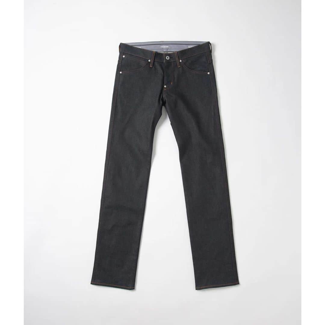 ファクトタムのインスタグラム：「2004年初期モデルの復刻  【Rigid Denim Straight reprint model】  現行の『Charles』モデルの原型タイプ。 ブランド立ち上げ2004年の初期モデルの復刻。  ディティールにドレス仕様のオリジナルのマーベルベルト付きで クリーンでモード感のある見た目に。 ジャケットなどのフォーマルなアイテムからトレンド感のビッグシルエットにまで、幅広い着こなしを支える復刻定番ストレートデニム。  ____________________  @factotum.official @kojiudo  #factotum #ファクトタム」