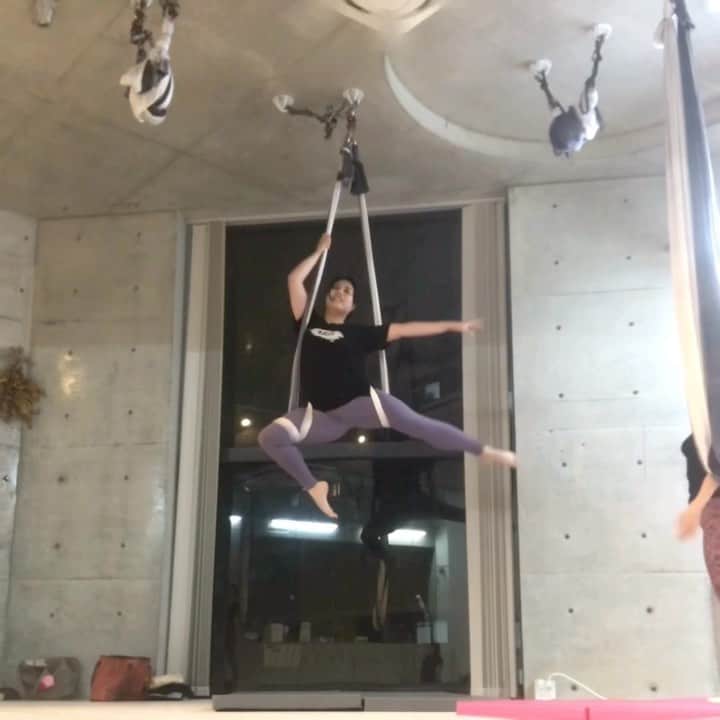 佐々木みえのインスタグラム：「今日はシンプルな動きだけど 布がバイーンって揺れないようにする練習^_^ いろいろアドバイスもらったのに 曲をかけて動くと テンション上がって バインバイン暴れてた笑笑 結果 先生にレクチャーしてもらいながらが1番丁寧にできてる  雷とのコラボ⚡️動画にしたかったけど 私が動画まわすとおとなしくなる空、、。 動画切るとピカピカ⚡️ なんでやねん！  #aerialyoga #aerialhammock #aerial #aerialdance #aerialhammockdance #aerialhammocktrick #aerialtricks #aerialist #aerialnation #体幹 #自分磨き #柔軟 #core #継続は力なり #練習 #トレーニング #training #workout #筋トレ #ダイエット #ワークアウト #好奇心 #大事 #空中 #演技」