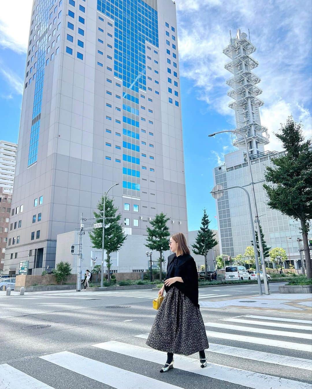 rinのインスタグラム：「⁡ ⁡ ⁡ 8.26(sat)22:00発売startの @baybeeonline_  leopard jacquard skirt🐆 ⁡ ⁡ 昨日LIVEでしたコーデが 可愛いくてやってみた🫶 ⁡ 遠目すぎるけど、スカートの 動いた時のシルエットが 分かりやすいので🤭 ⁡ 👂　@glowplus_  ⁡ @glowplus_ には明日22:00より スキンパールNCが入荷します🫶 明日付けよ🤭🤭🤭 ⁡ ⁡ ⁡ ⁡ ⁡ ⁡ ⁡ ⁡ #baybee#glowplus#fashion#coordinate#コーデ#ファッション#大人カジュアル#ママコーデ#40代コーデ#40代ファッション#カジュアルコーデ」