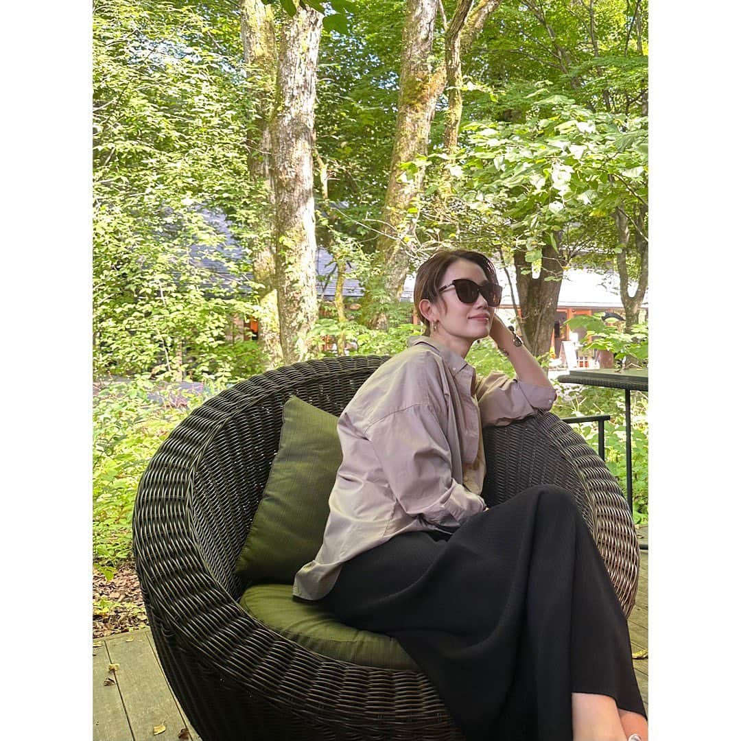のインスタグラム：「* * 緑の中で のんびりしております🌿 * #🌿 #ハルニレテラス  #軽井沢」