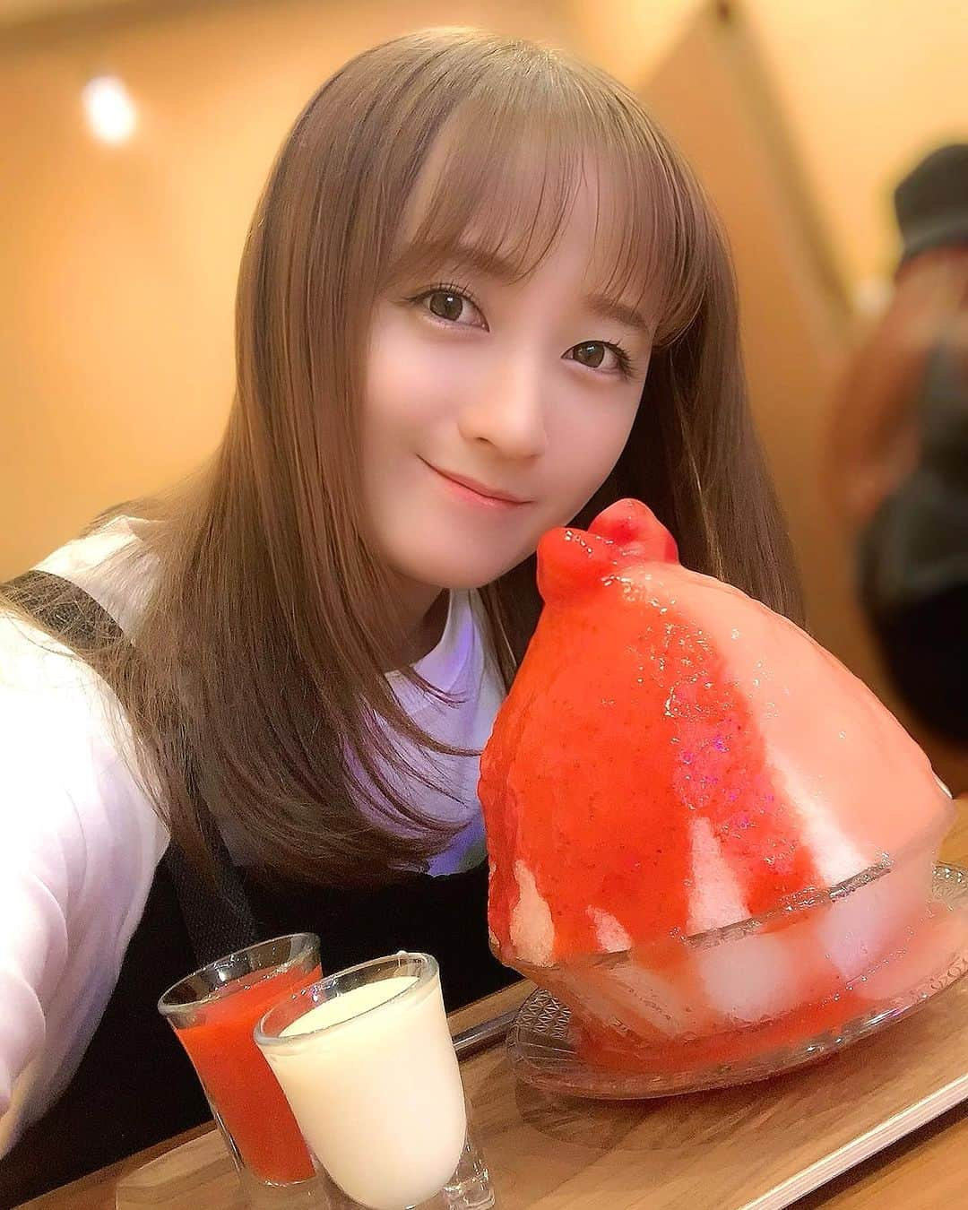 小松彩夏のインスタグラム：「⁡ やっと行けました❣️ ⁡ 仙台市青葉区一番町にある パティスリー【セルノードゥノワ】🍰 @cerneaux_de_noix  ⁡ ここのかき氷がずっと食べたかったのです🥺❤️ ⁡ 私はいちごと桃のハーフにしました🍓🍑 ⁡ ソースが付いてくるのと練乳は 1杯までおかわり出来るという贅沢さ😍 ⁡ さすがフランス菓子のケーキ屋さん🍰✨ ソースがとっても美味しかったです😋 ⁡ ケーキも美味しいらしいので 今度はケーキも食べてみよっと🥰 ⁡ 仙台でも美味しいかき氷が 食べられて嬉しい...🥹🍧💕 ⁡ ⁡ #cerneauxdenoix #セルノードゥノワ #仙台 #仙台市 #宮城 #かき氷 #502氷 #かき氷好き #いちご #桃 #フルーツ #仙台グルメ#仙台カフェ」