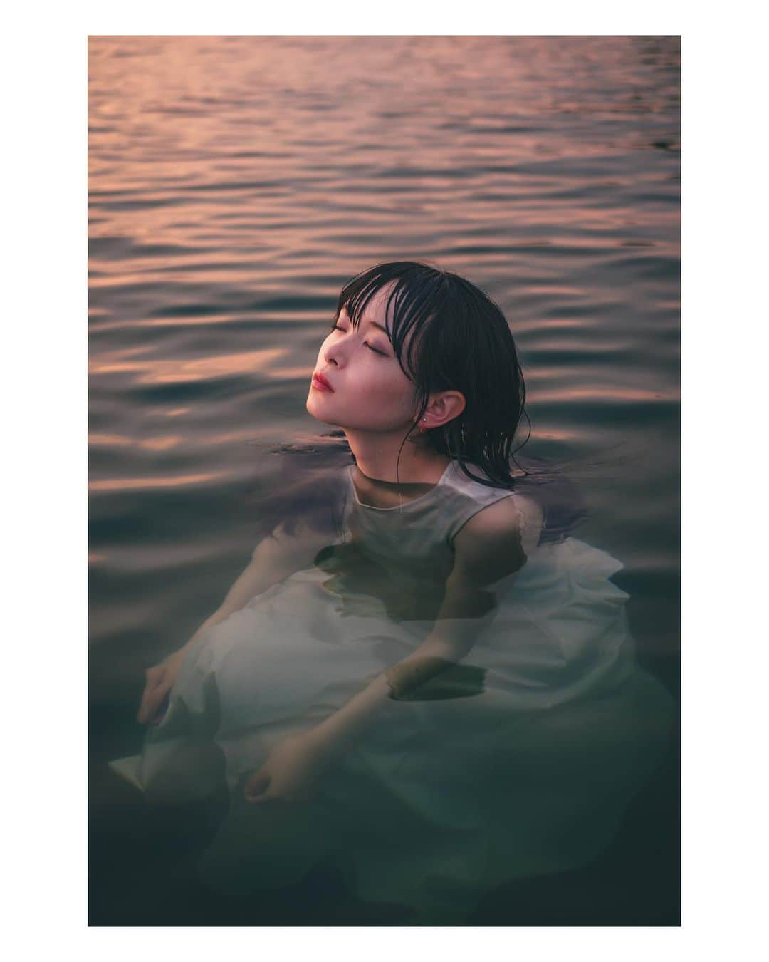 Yuma Takatsukiさんのインスタグラム写真 - (Yuma TakatsukiInstagram)「. . . summer × sunset . . . . . . 夕焼けのグラデーションの違いを 眺めてるのもいいなと思う。 ⁡ またここには行きたいな〜！ ⁡ それでは今日もお疲れさまでした！ . Japan X-Pro2／XF35mmF1.4 R . #そろそろこのシリーズ終わりです  #fujifilm  #fujifilm_xseries  #XF35mmF14R  #富士フイルム #xpro2 #今日もx日和  . ―――――――――――――――――――――――――― 関西を中心にフリーランスで活動しています。 Web広告、個人撮影、家族撮影、PR撮影など、 8月以降の撮影依頼募集中です。 ⁡ ⁡Yuma Takatsukiオリジナルプリセットも販売中です。 ⁡プロフィールのポートフォリオサイトからご覧下さい。  またフォトサークルITTOKOという活動をしています。 ⁡ハイライトに色んなイベントをまとめています。 ――――――――――――――――――――――――――」8月25日 21時43分 - yu_umaa06