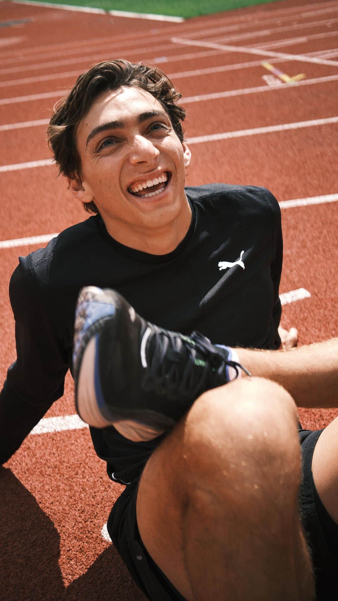 プーマのインスタグラム：「Every sacrifice @mondo_duplantis makes is a testament to his commitment to the craft. While the training can pull him away from family, they are a constant reminder of the purpose that propels him upwards: to be the best version of himself he can be.  Mondo takes on the world tomorrow in the Pole Vault final.  #ForeverFaster」