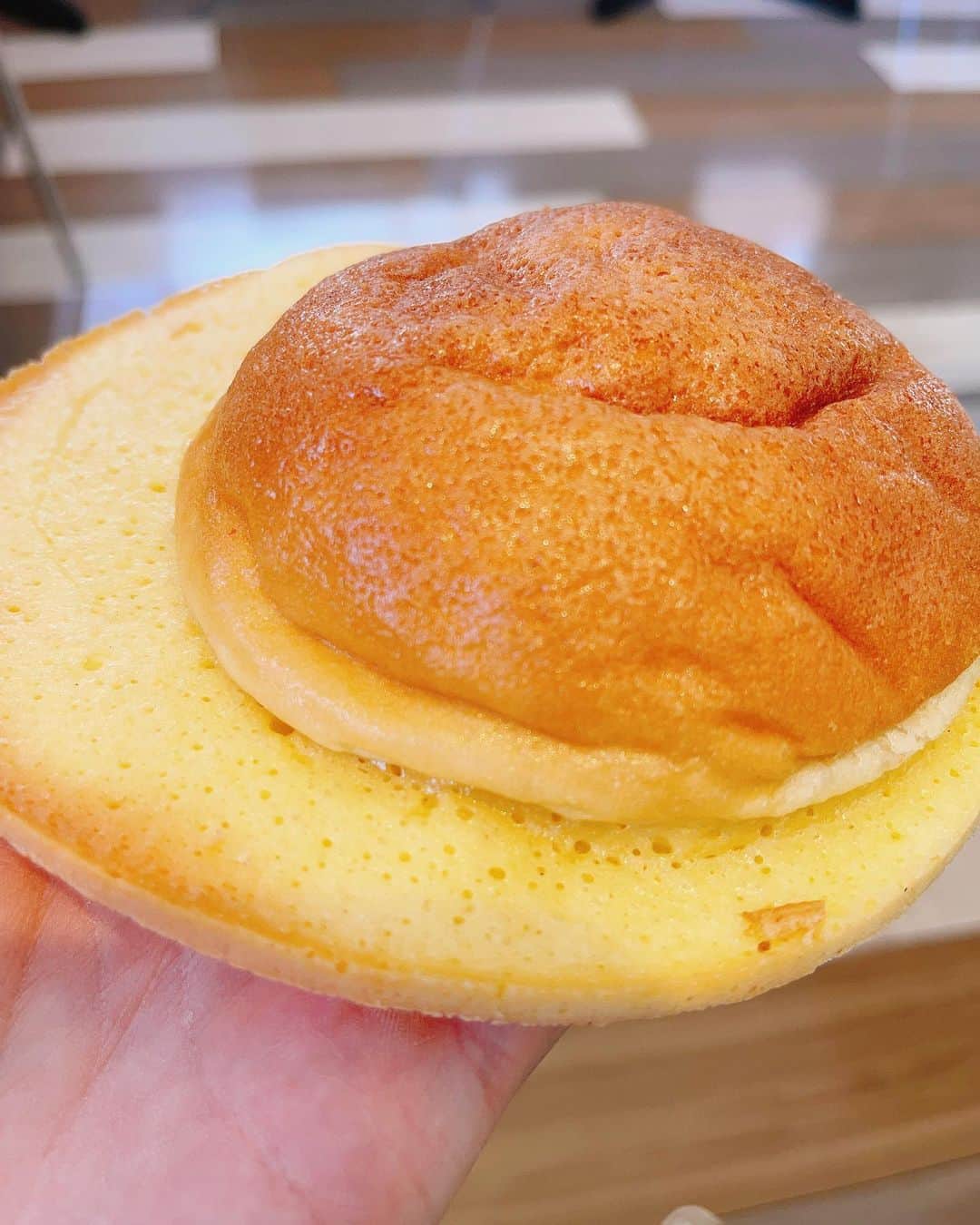 小泉エリのインスタグラム：「久しぶりに高知に帰省してきました☺️ 高知に行くといつも買いに行く【ぼうしパン】🩷 丸いところはふわふわしていて、まわりはさっくりクッキー生地の美味しいパンなんです♪ まわりだけ特化した【ぼうしのみみ】を見つけたので即買いしました😆 #高知名物 #ぼうしパン #ぼうしのみみ」