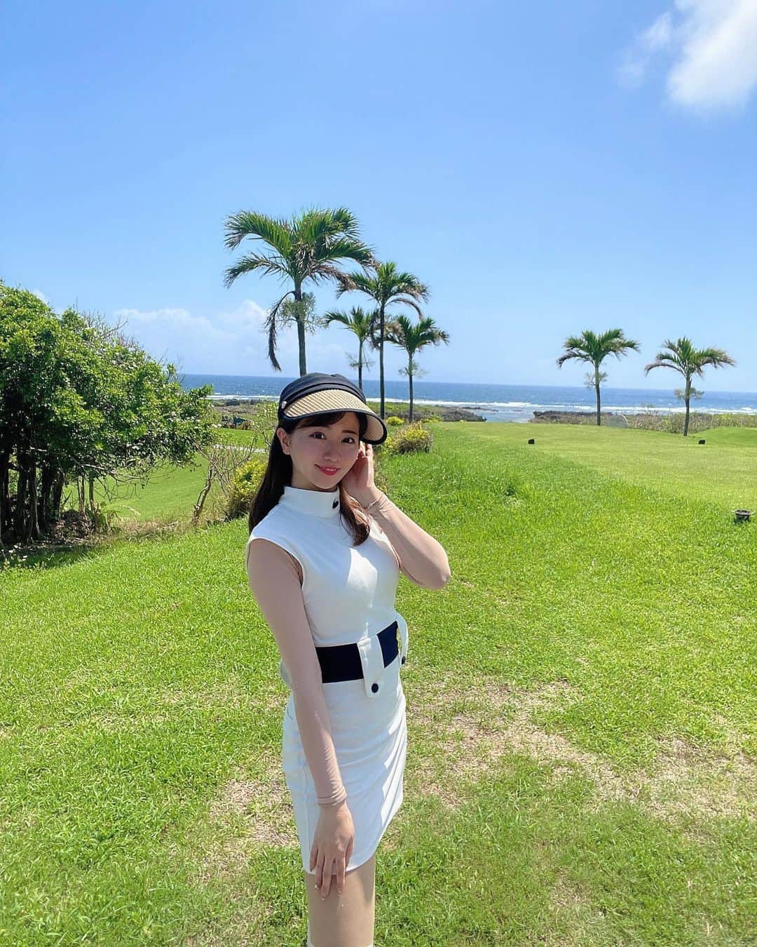 MIHOのインスタグラム：「お盆休みは🌴 宮古島の行ってみたかった シギラに⛳️🌺  リゾート🏝️って感じのゴルフ場の雰囲気が最高だったよーぉ❤️ 海もきれいすぎたぁー🥰  👚 @jointspace_golf」