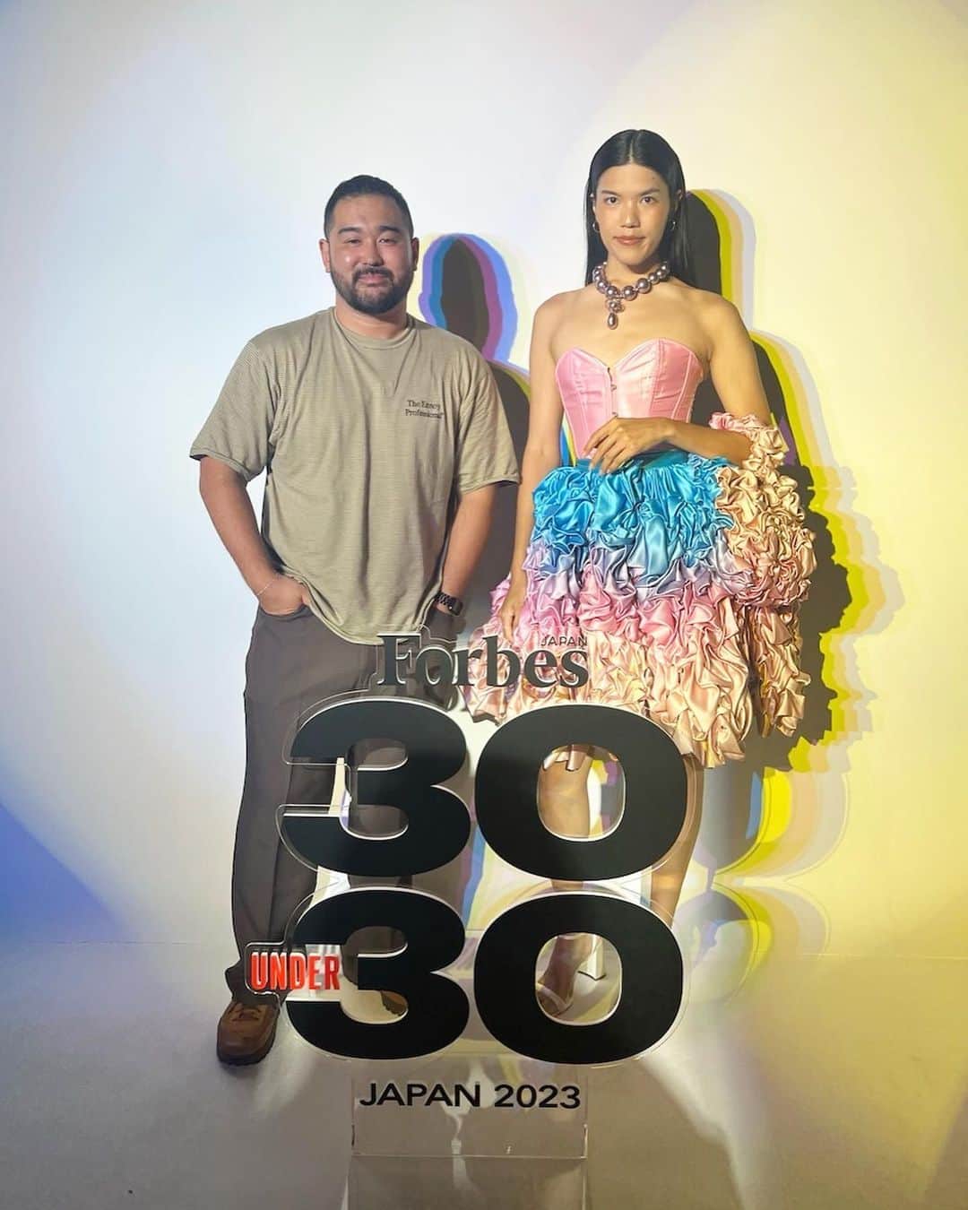 小泉智貴のインスタグラム：「@forbesjapan 30under30の推薦者として、今年の受賞者の @keishijpn と授賞式行ってきたよ〜🎖️ おめでとう、これからの活躍に期待！」