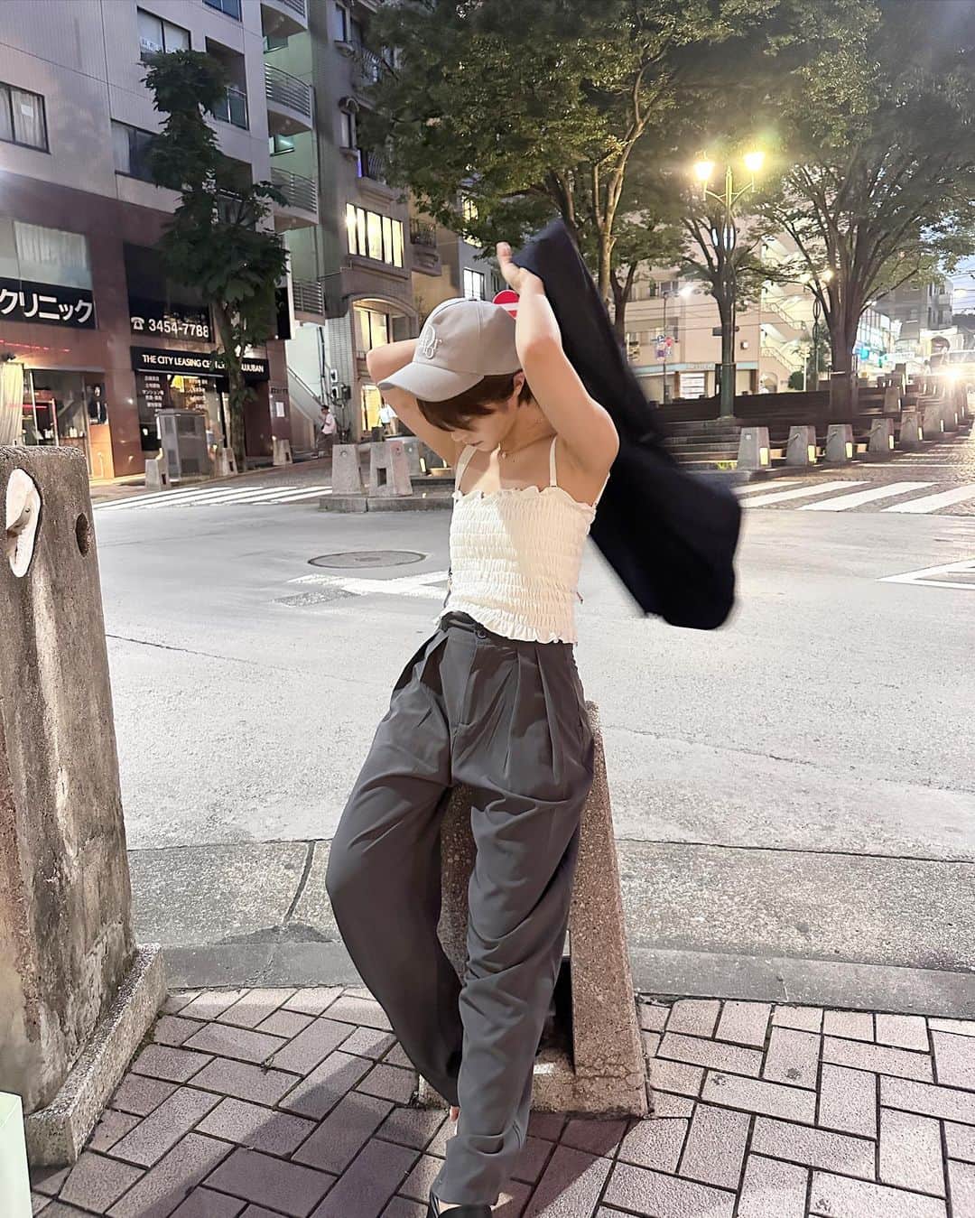 荒谷柚風のインスタグラム：「パンツスタイル 楽ちんでいいよね〜 8月も佳境なの 信じたくないよね〜」