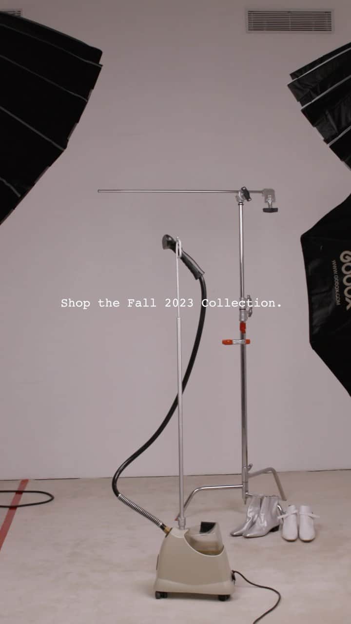 レイチェルコーミーのインスタグラム：「In our first Fall Styling Session with RC Stylist Haidee Findlay-Levin; see how we mix our favorite neutrals - navy, brown, black and white - an unexpected combination for easy transitional dressing. Link in bio to shop the sessions 🖤」