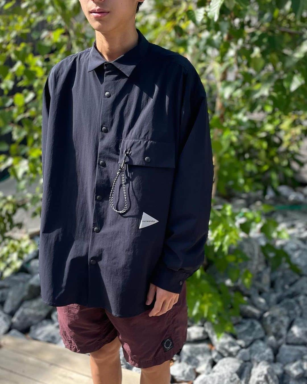 SUNDAY MOUNTAINさんのインスタグラム写真 - (SUNDAY MOUNTAINInstagram)「【andwander人気の秋冬シャツが入荷！】  人気のストレッチシャツ andwander light w cloth shirt今年も入荷しました！  是非店頭にて 腕を通して頂きたい逸品のシャツ🙌  カジュアルにもアウトドアにも 楽しめるオシャレさと機能性を両立した逸品のシャツなんです◎  幅広いシーンで大活躍。  一人気には理由がある一　  ・4方向のストレッチ動きやすい ・速乾性 ・軽量 ・マットな風合いで上品さがある ・立体裁断でパターンが良い ・光沢を抑えたタスランナイロンを特殊二重織にて使用 ・シャツとしてだけでなく羽織りとしても◎ ・スナップボタンで楽ちん♪  ○Detail ・胸ポケットのフラップにカラビナ付き ・ゆったりしたリラックスフィット ・左ポケット下にリフレクターブランドロゴプリント  これからの季節おすすめのアイテムです。  ○spec ■ブランド名：and wander ■商品名：ライトダブルクロスシャツ ■素材：ナイロン 87% ポリウレタン 13% ■カラー　ライトグレー/ブラック ■重量：265g ■生産国：日本  販売はこちら↓ THE GATE 本店(@sundaymountain) THE GATE WAKASA(@thegate_wakasa) オンラインストア SUNDAY MOUNTAIN 楽天  #thegate #andwander  #アンドワンダー #シャツ #秋物入荷 #トラベル #Camp  #bycicle  #travel #自転車 #autumn #outdoor #yamatomichi #秋コーデ」8月25日 22時05分 - sundaymountain