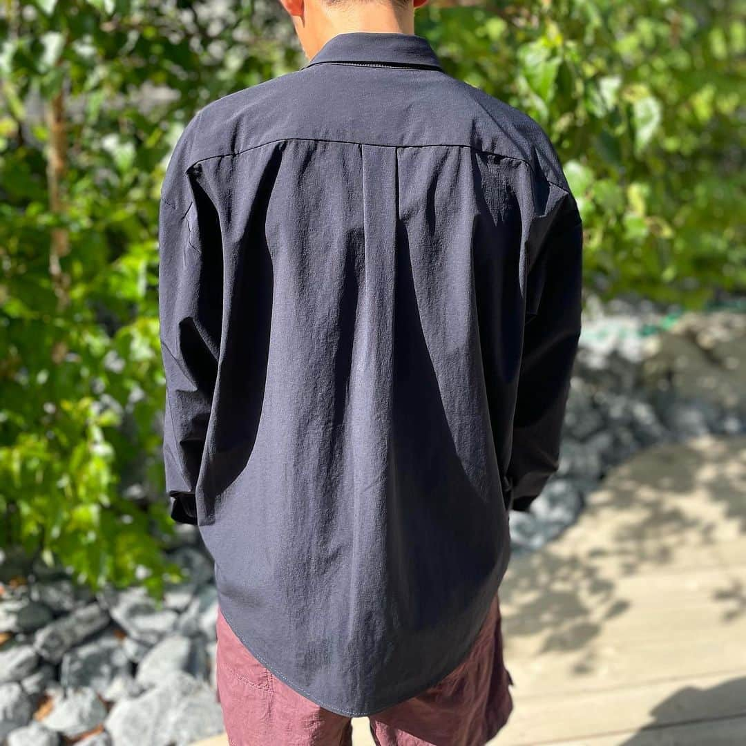 SUNDAY MOUNTAINさんのインスタグラム写真 - (SUNDAY MOUNTAINInstagram)「【andwander人気の秋冬シャツが入荷！】  人気のストレッチシャツ andwander light w cloth shirt今年も入荷しました！  是非店頭にて 腕を通して頂きたい逸品のシャツ🙌  カジュアルにもアウトドアにも 楽しめるオシャレさと機能性を両立した逸品のシャツなんです◎  幅広いシーンで大活躍。  一人気には理由がある一　  ・4方向のストレッチ動きやすい ・速乾性 ・軽量 ・マットな風合いで上品さがある ・立体裁断でパターンが良い ・光沢を抑えたタスランナイロンを特殊二重織にて使用 ・シャツとしてだけでなく羽織りとしても◎ ・スナップボタンで楽ちん♪  ○Detail ・胸ポケットのフラップにカラビナ付き ・ゆったりしたリラックスフィット ・左ポケット下にリフレクターブランドロゴプリント  これからの季節おすすめのアイテムです。  ○spec ■ブランド名：and wander ■商品名：ライトダブルクロスシャツ ■素材：ナイロン 87% ポリウレタン 13% ■カラー　ライトグレー/ブラック ■重量：265g ■生産国：日本  販売はこちら↓ THE GATE 本店(@sundaymountain) THE GATE WAKASA(@thegate_wakasa) オンラインストア SUNDAY MOUNTAIN 楽天  #thegate #andwander  #アンドワンダー #シャツ #秋物入荷 #トラベル #Camp  #bycicle  #travel #自転車 #autumn #outdoor #yamatomichi #秋コーデ」8月25日 22時05分 - sundaymountain