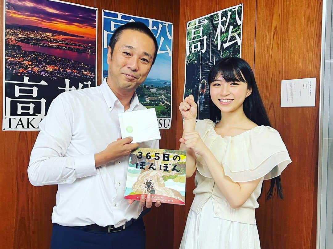 大里菜桜のインスタグラム：「先日、高松市議の白石議長さんに表敬訪問させていただきました🥹実はずっと前から知っていたのに実際にお会い出来てなくて、ようやくお会いすることが叶いました👏 議長室で、たくさん昔からの盆栽🪴の活動についてのお話が出来て楽しくてあっという間の時間でした。 トラックの後ろのステッカーの話など、今の菜桜達ボンクラの活動の大元を作ってくださった方で感謝です🪴これからも高松市のPRを頑張りたいと思います♪あと、市役所の中に貼ってある菜桜の5年生くらいの時のポスターの前で記念撮影しました。すでに別人みたいだけど今でも使ってもらってて嬉しいです🌱  #高松#takamatsu #市役所#議長#議長室 #表敬訪問#時差投稿 #ボンクラ#盆人プロジェクト#盆栽#高松盆栽#松盆栽#大里菜桜」