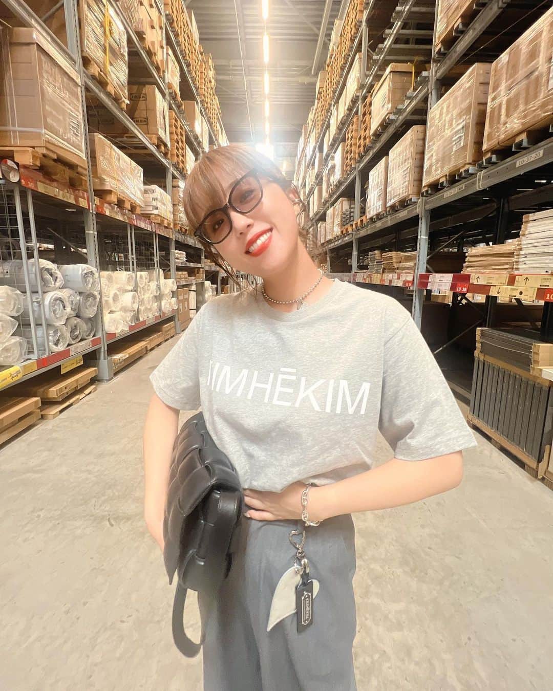 のインスタグラム：「らんが撮ってくれた🫶♥️ もうすぐ念願のマイホームに引っ越し🏠😭✨ 13年住んだマンションともお別れ。 家に居るのが大嫌いな私が、やーっと大人しく家で過ごすようになるのかな🥲 . 怒涛の引っ越し準備、ヘルニアと戦いながら格闘します🔥 #ぎっくり腰からの病み上がり . . #fashion」