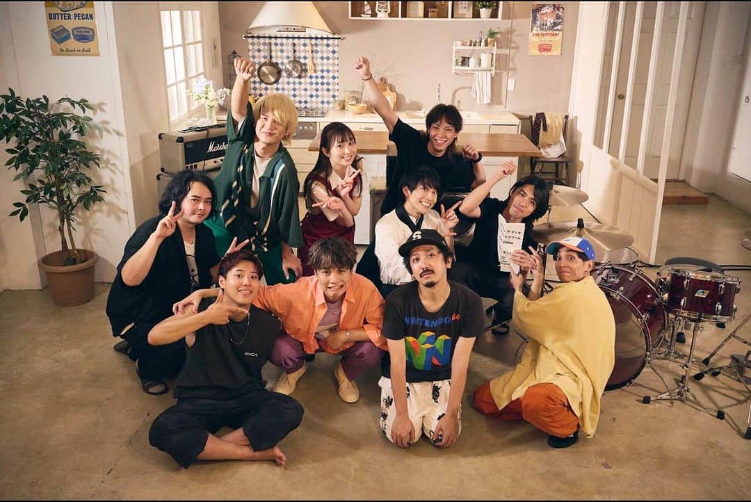 木田健太郎のインスタグラム：「クッキーアンドクリームMV 公開しました！ 今回もたくさんの人の力を借りて、素敵MV撮ることができました☺️  ぜひ観てください！ あいらぶゆー！  出演： 竹脇刀真　@toma_takewaki  中野あいみ @aimin_0407  古谷悟史  監督と撮影：加藤マニ  フードアドバイザー：長谷川 海 (fews)  @kaaai.h   制作：百地智之 制作補助：立木秀悠 / 増田海斗  ヘアメイク：山口 淳　@yamaguchi_hm  スタイリスト：前嶋章吾　@shogomaejima  スタイリストアシスタント：松井貴弘　@matsui_takahiro  スチール：新井裕加　@yuka_arai_p   プロダクション：MonkeyWrench」