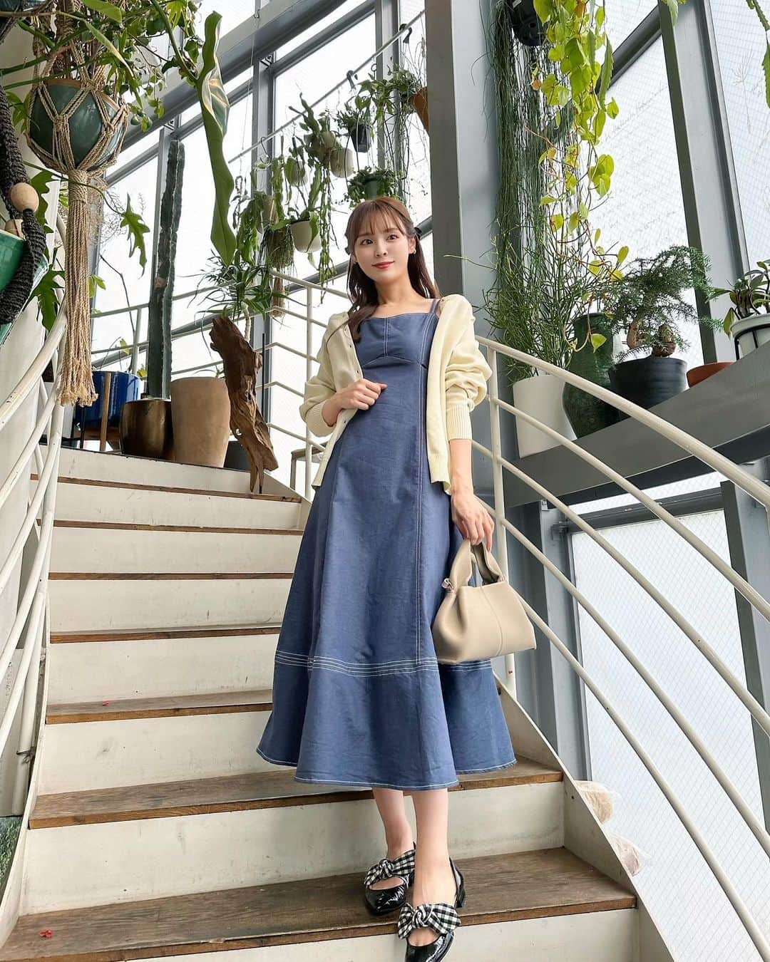 磯田 ひかる(Hikaru Isoda) のインスタグラム：「こんばんは🌙✨ 1週間おつかれさまでした♡  この日はデニムキャミワンピを着てたよー🫶💕 日焼け対策にカーディガンも！  これから秋にかけてカーディガンが活躍する🍁  【着用アイテム】 cardigan @classicalelf_official  軽量2wayカーディガン アイボリー Sサイズ ¥2,999  Dress @tocco_closet  ステッチ入りカットアウトデニムライクキャミワンピース ¥5,940税込  Bag @polene_paris  Shoes @dianashoespress   ------------------------------ picaru：162cm / 骨格ウェーブ 1st ブライトスプリング 2nd ブライトサマー  大人可愛いスタイルアップコーデ ヘアメイクを合わせた トータルスタイリングを提案🤍  不定期にストーリーで ファッションお悩み相談募集中🥰 ------------------------------  他の投稿を見る→【@picaruuu】」