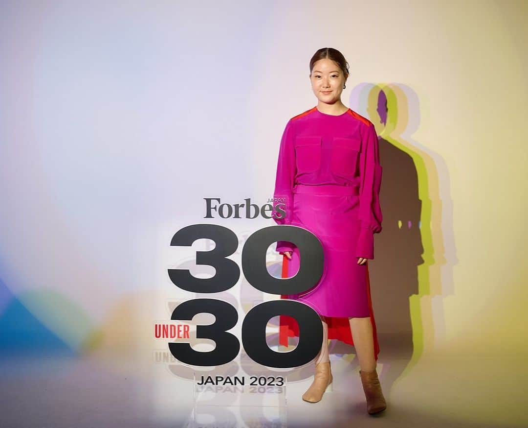 石井リナのインスタグラム：「Forbes 30 under 30のパーティーに🫶  わたしは2019年に受賞させていただいていて、今年受賞のみなさんや、久しぶりの皆さんにも会えてとても有意義で楽しいパーティーでした💐  社会的や経済的に意義のある活動をしている方々が多くて、わたしも頑張らないとな〜と思えるそんなコミュニティです。  自分がメンタルヘルスを崩していたときは、こういう場所にも出てこれなかったし、そう思うとすごく元気になってきたと思う。  家族や自分の健康が1番だけど、また自分らしく、前を向いて努力していこうと思います🙆‍♀️  定期的にこういう機会を提供してくださるForbesにも感謝です🫶」