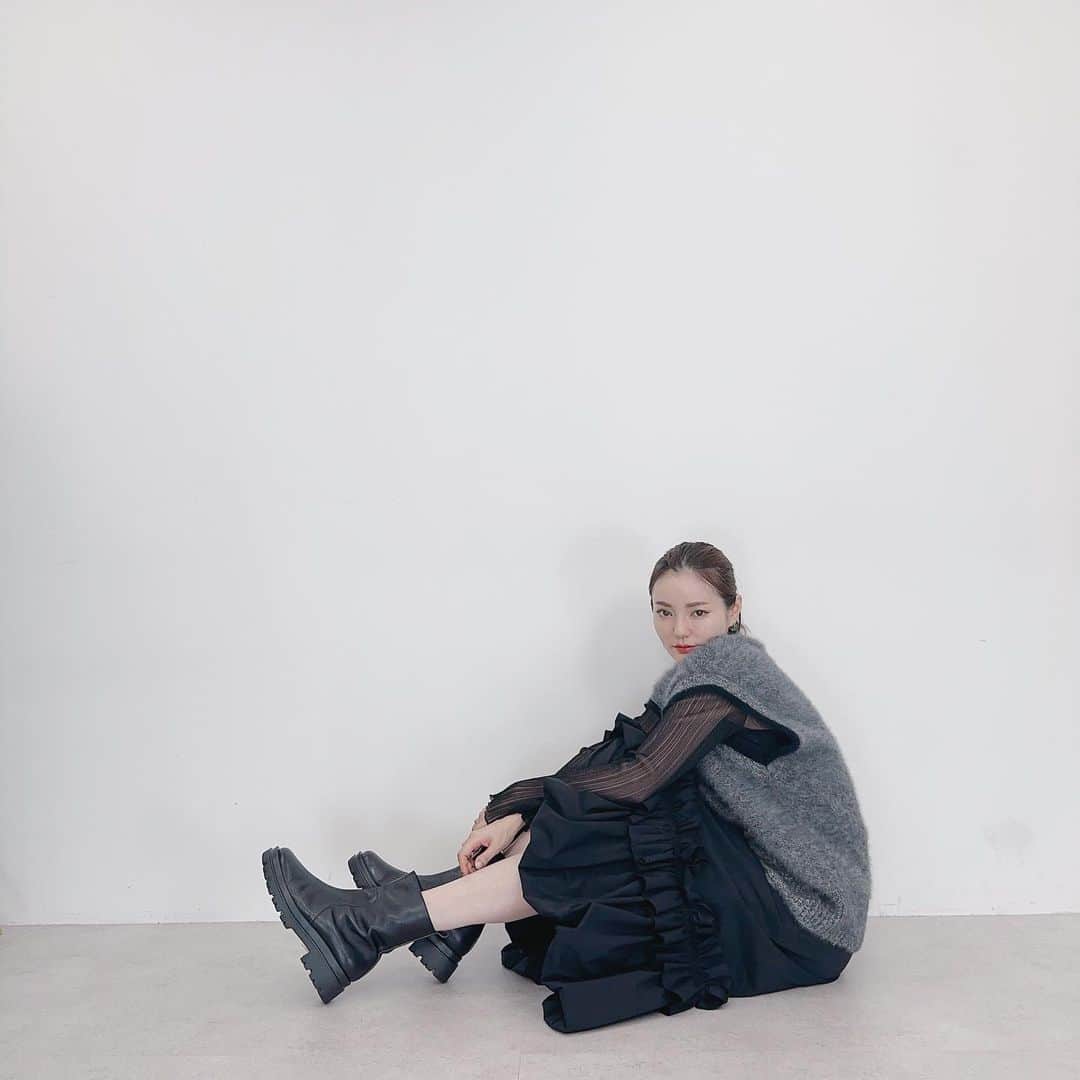 のインスタグラム：「UNITED ARROWS、BEATUY&YOUTH、green label relaxingの3ブランドの合同LIVE Shoppingに出演させていただきました♡  PRE ORDER CAMPAIN中は予約対象商品を10%OFFで購入できますの！！  8月25日(金)のLIVE Shopping動画で実際に紹介してるので、アーカイブ動画から是非チェックしてね( ´ ▽ ` )URLはストーリーズに載せときまする。  ▼開催時期 2023年8月25日(金)20:00〜8月30日(水)23:59  ▼着用アイテム ≪UNITED ARROWS≫ フォックス カシミヤ ハイネック ニットベスト 品番：15181041750  バブルヘム スカート 品番：15241625194  インナーは、今後ユナイテッドアローズにて販売予定。  ≪BEAUTY ＆ YOUTH ≫ 【別注】＜Champion＞裏起毛リバースウィーブ ラグランスウェット ホワイト/ミディアムグレー 品番：16124995197  ポリエステル マーメイドイージースカート 品番：16242073787  ベルベット スパンコール ドロストショルダーバッグ 品番：18326996326  ≪green label relaxing≫ ヘアリースキッパー プルオーバー ニット 品番：36131192502  オルマイ ウラキモウ ワイド パンツ 品番：36141992582  #UNITEDARROWS #ユナイテッドアローズ #beautyandyouth #ビューティーアンドユース #greenlabelrelaxing #グリーンレーベルリラクシング #秋冬コーデ #秋冬ファッション #楽しすぎた#欲しすぎた」