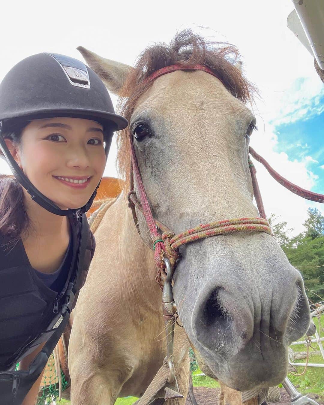 松田和佳のインスタグラム：「久しぶりに馬に乗りました🧡☀️  #乗馬 #乗馬女子 #馬 #馬女 #馬術 #馬術部 #外乗」