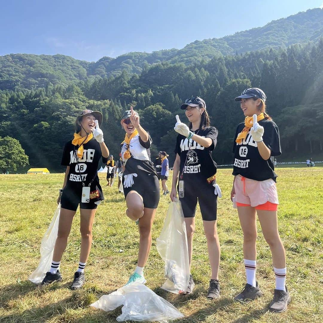 岩崎志保さんのインスタグラム写真 - (岩崎志保Instagram)「FUJIROCK RUN 2023🏃🏼‍♀️🏃🏻🏃🏽‍♂️  今年はDAY1のウォームアップを担当しました！ 普段はマシンピラティスのパーソナルセッションをしているけど、たまには昔みたいにグループセッションもいいなと思った❤️‍🔥  DAY1は会場内を走ったあと、まさかのオープン前のホワイトステージでみんなで記念撮影📸  DAY2はギャルズたちも来てみんなでプロギング🗑️  走って音楽聴いて食べて飲んで、全部に全力なのはFUJIROCKだけ！ もしかしたら自分に1番FITしてるフェスかもしれない⛰️🌈  今年もありがとうございました！また来年！！♡  #FUJIROCK #FUJIROCKRUN #フジロックラン #FUJIROCK2023 #走るひと　#mobstyle」8月25日 22時02分 - shihoiwazaki