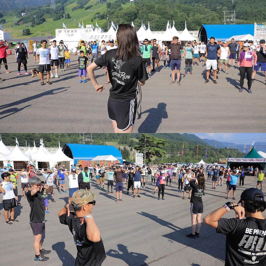 岩崎志保さんのインスタグラム写真 - (岩崎志保Instagram)「FUJIROCK RUN 2023🏃🏼‍♀️🏃🏻🏃🏽‍♂️  今年はDAY1のウォームアップを担当しました！ 普段はマシンピラティスのパーソナルセッションをしているけど、たまには昔みたいにグループセッションもいいなと思った❤️‍🔥  DAY1は会場内を走ったあと、まさかのオープン前のホワイトステージでみんなで記念撮影📸  DAY2はギャルズたちも来てみんなでプロギング🗑️  走って音楽聴いて食べて飲んで、全部に全力なのはFUJIROCKだけ！ もしかしたら自分に1番FITしてるフェスかもしれない⛰️🌈  今年もありがとうございました！また来年！！♡  #FUJIROCK #FUJIROCKRUN #フジロックラン #FUJIROCK2023 #走るひと　#mobstyle」8月25日 22時02分 - shihoiwazaki