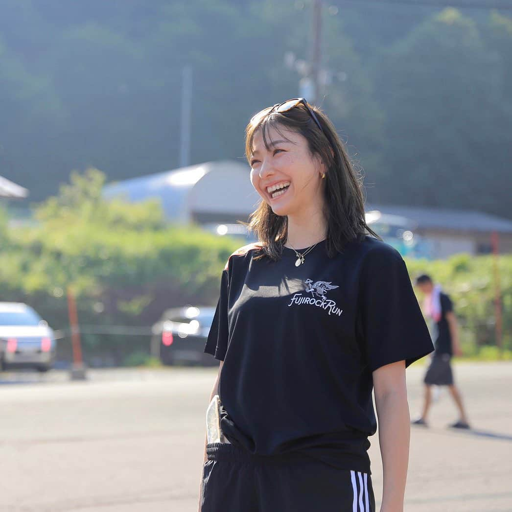 岩崎志保のインスタグラム：「FUJIROCK RUN 2023🏃🏼‍♀️🏃🏻🏃🏽‍♂️  今年はDAY1のウォームアップを担当しました！ 普段はマシンピラティスのパーソナルセッションをしているけど、たまには昔みたいにグループセッションもいいなと思った❤️‍🔥  DAY1は会場内を走ったあと、まさかのオープン前のホワイトステージでみんなで記念撮影📸  DAY2はギャルズたちも来てみんなでプロギング🗑️  走って音楽聴いて食べて飲んで、全部に全力なのはFUJIROCKだけ！ もしかしたら自分に1番FITしてるフェスかもしれない⛰️🌈  今年もありがとうございました！また来年！！♡  #FUJIROCK #FUJIROCKRUN #フジロックラン #FUJIROCK2023 #走るひと　#mobstyle」