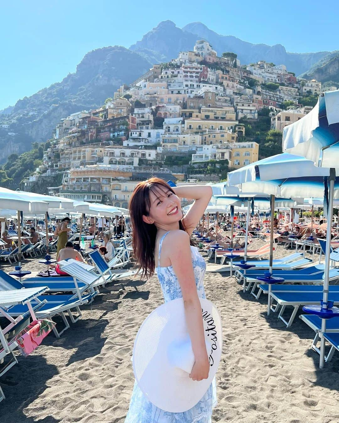 久間田琳加さんのインスタグラム写真 - (久間田琳加Instagram)「夏休みに、南イタリアに行ってきました🫶🏻 ずっと行ってみたかったポジターノへ！！ 一生に一度、みたかった景色だったんです🥹 現地で買ったワンピースとハットで浮かれちゃいました〜👒 #Amalfi #Positano #Capri #Pompei #アマルフィ #ポジターノ #カプリ島 #ポンペイ #旅行 #夏休み #りんくま旅行記」8月25日 22時03分 - rinka_kumada0223