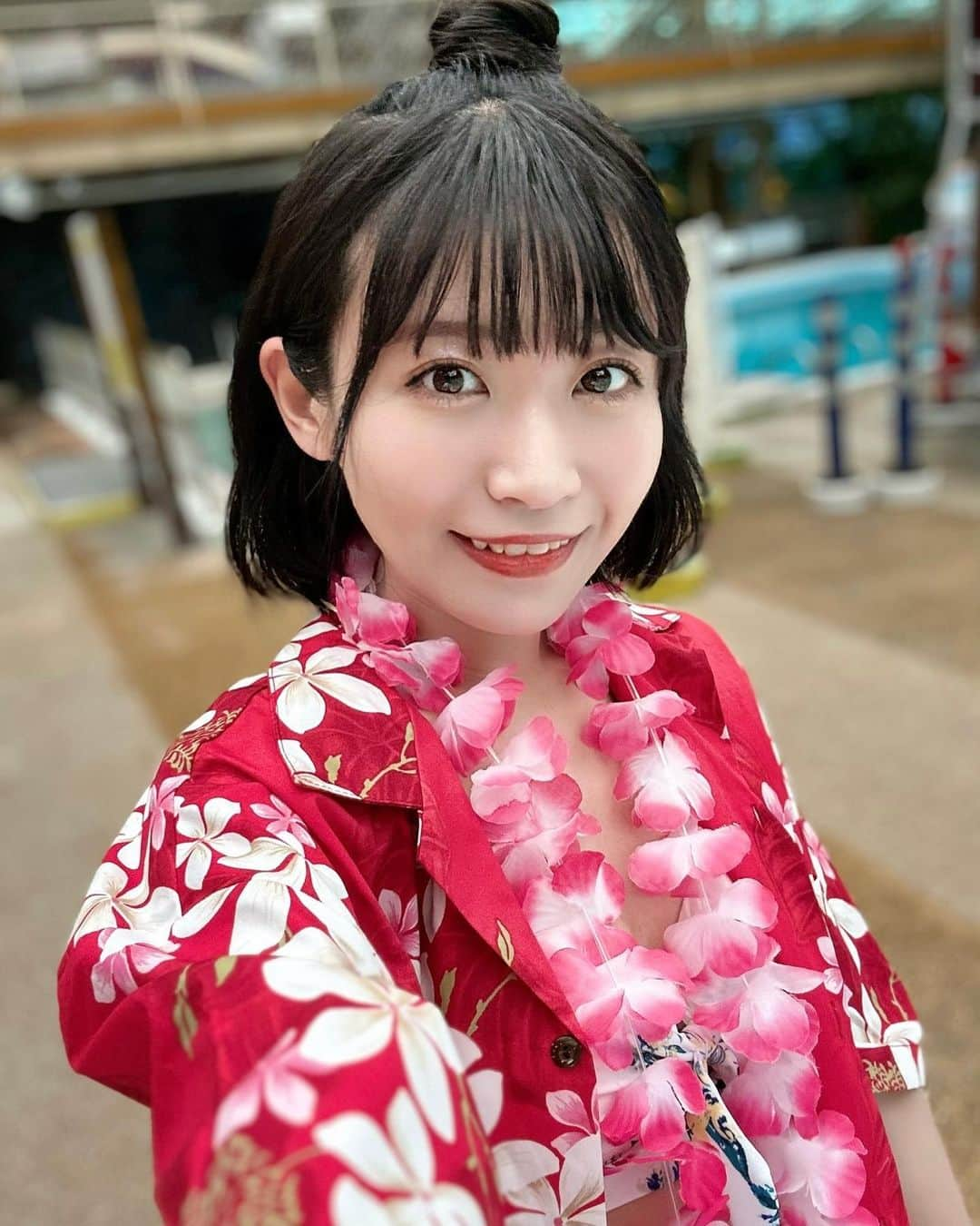 福島ゆかさんのインスタグラム写真 - (福島ゆかInstagram)「：スパリゾートハワイアンズ  東北のハワイ〜〜〜🌺  福島の常夏の楽園〜〜🌴  夏が終わる前に（私の中では12月まで夏だけど）お写真を詰め込み！🍧  小さい頃から通っていた大好きな場所で 今年は楽遊IDOL PASSの撮影、 『福島好き。だから』のMV撮影もできて 本当に夢のような夏です！  今回の衣装は、水着がPEAK&PINEさんなのですが、白地の水着って爽やかでプールでも映えますよね！ 袖がついてるので着やすいのもポイント。 ボトムスは、キュロットタイプとビキニタイプがあるので着こなしの幅もぐっと広がりそうです。  MVでは、水着の上にハワイアンズさんのアロハシャツとお花の首飾りをかけました✨  アロハシャツの種類もたーくさんあった中で メンバーカラーの赤色のものを選びました🌺  じぶんの中で、赤色と白色は大切にしているカラーなのでこの衣装は思い入れがありますっ！  しかも、このときのカットがJR郡山駅のおっきなポスターとして掲出されましたもんね！！  とても #幸福島 な夏です。 もっとあつくさせていこ〜〜🌴  #ハワイアンズ さん #スパリゾートハワイアンズ  さん #水着 #peakandpine  さん #アロハシャツ #夏 #福島 #プール #常夏 #楽園 #アミューズメント  #アミューズメントスポット #東北 #夏コーデ  #夏の思い出」8月25日 22時14分 - yuka_fukushima_