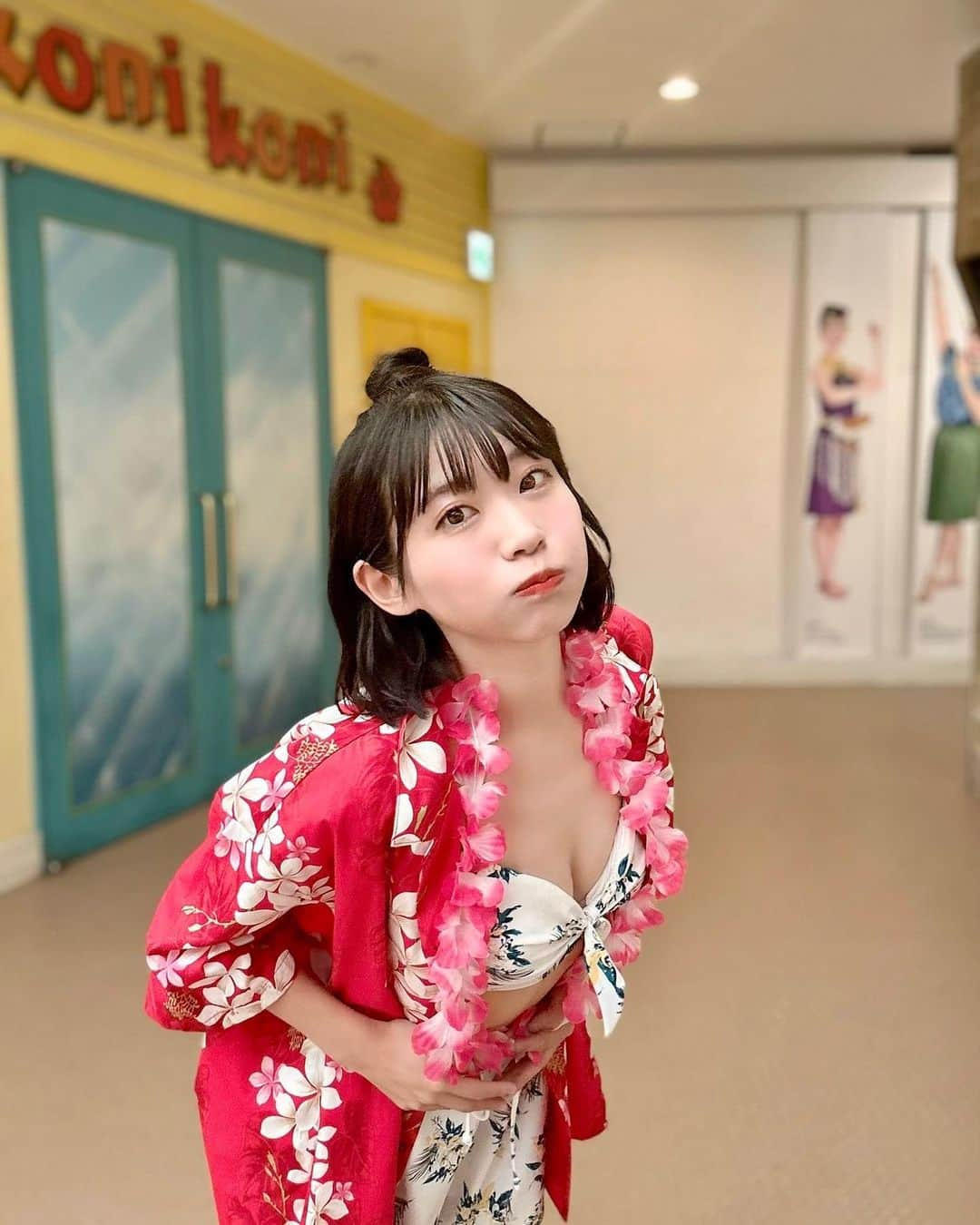 福島ゆかさんのインスタグラム写真 - (福島ゆかInstagram)「：スパリゾートハワイアンズ  東北のハワイ〜〜〜🌺  福島の常夏の楽園〜〜🌴  夏が終わる前に（私の中では12月まで夏だけど）お写真を詰め込み！🍧  小さい頃から通っていた大好きな場所で 今年は楽遊IDOL PASSの撮影、 『福島好き。だから』のMV撮影もできて 本当に夢のような夏です！  今回の衣装は、水着がPEAK&PINEさんなのですが、白地の水着って爽やかでプールでも映えますよね！ 袖がついてるので着やすいのもポイント。 ボトムスは、キュロットタイプとビキニタイプがあるので着こなしの幅もぐっと広がりそうです。  MVでは、水着の上にハワイアンズさんのアロハシャツとお花の首飾りをかけました✨  アロハシャツの種類もたーくさんあった中で メンバーカラーの赤色のものを選びました🌺  じぶんの中で、赤色と白色は大切にしているカラーなのでこの衣装は思い入れがありますっ！  しかも、このときのカットがJR郡山駅のおっきなポスターとして掲出されましたもんね！！  とても #幸福島 な夏です。 もっとあつくさせていこ〜〜🌴  #ハワイアンズ さん #スパリゾートハワイアンズ  さん #水着 #peakandpine  さん #アロハシャツ #夏 #福島 #プール #常夏 #楽園 #アミューズメント  #アミューズメントスポット #東北 #夏コーデ  #夏の思い出」8月25日 22時14分 - yuka_fukushima_