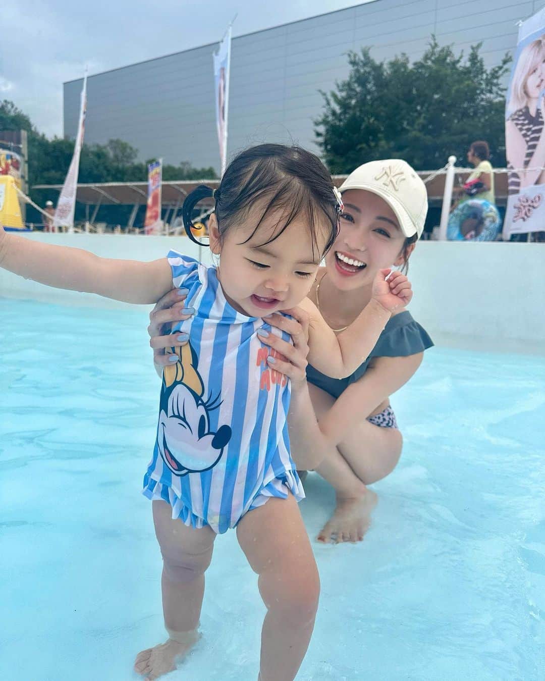 志田友美（ゆうみん）のインスタグラム：「よみうりランドのプールへ🏊‍♀️🩵  アンパンマンがいるって知り速攻レッツゴー🥹✊🏼 あれ、、水着デ◯ズニー…オカシイナ😄⁉️  どこ行くにも子連れもOKな所探すからこうゆう所ありがたいよ🥲✨  子供用ゾーンがあるからプールも浅いし 1歳でも充分に楽しめてました🩵  最後の画像はバシャーンする0.5秒前です🙇🏻‍♀️w  #よみうりランドプール #よみうりランドプールwai #子連れプール #子連れスポット #pr #1歳女の子 #女の子ママ」