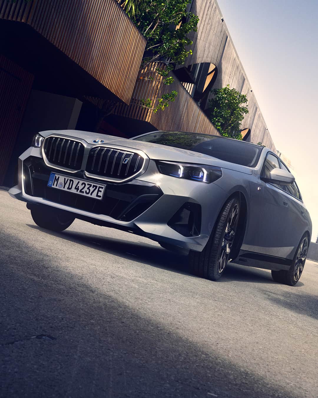 BMWのインスタグラム：「Stylish stature and electrified elegance ⚡️  THE NEW BMW i5. 100% electric.  #THENEWi5 #THEi5 #BMW #BMWi #BornElectric #BMWElectric __ BMW i5 eDrive40​*: Combined power consumption: 18.9–15.9 kWh/100 km. Combined CO2 emissions: 0 g/km. Electric range: 497–582 kilometers. All data according to WLTP. * Preliminary data; no homologation figures available yet. Further info: www.bmw.com/disclaimer」