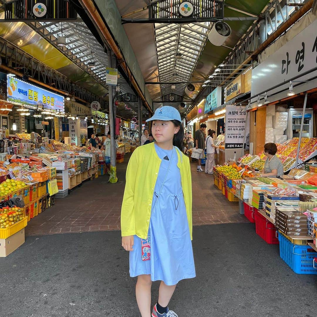 河島あみるさんのインスタグラム写真 - (河島あみるInstagram)「チェジュ島グルメいろいろ。 まずはコギグクス コギ（肉）グクス（麺）＝肉麺です。 新済州にあるサンムグクスというお店で「NO スパイシー」を連呼し、出てきたのはあっさりスープの肉麺。 つきはこれにハマる。 私は冒険で一皿だけ頼んだすっぱ辛い麺と蒸し豚にどハマり。 例によって出てくるおがすの一品、ニラのキムチも絶品でした。  東門市場はチェジュの名産品みかんだらけ。大好きなお米のお菓子を発見。（名前わかりませんが、鶴橋でも売ってて私の大好物😍）ヤンニョムチキンにはトッポギが入ってました。これがまたアクセントになってておいしい！  名物の鮑のお粥はホテルの朝食で食べました。 ちょっと緑なのは肝いりだから。 （なくてもあっさりして良さげ） チェジュ島では鮑に価値がないのか？？と思うくらいどんな料理にもドサドサ入っててびっくり！  余談ですが、コーヒーは薄い。 ほうじ茶か？と思うくらい。 弟嫁あゆみちゃんいわく「お店に来る韓国の方、エスプレッソかアメリカーノしか頼まないんです。韓国にはブラックないって本当ですか？」 ほんまでした😜  #チェジュ島グルメ#コギグクス#チェジュ島#韓国グルメ #jejuisland」8月25日 22時11分 - amiru_kawashima