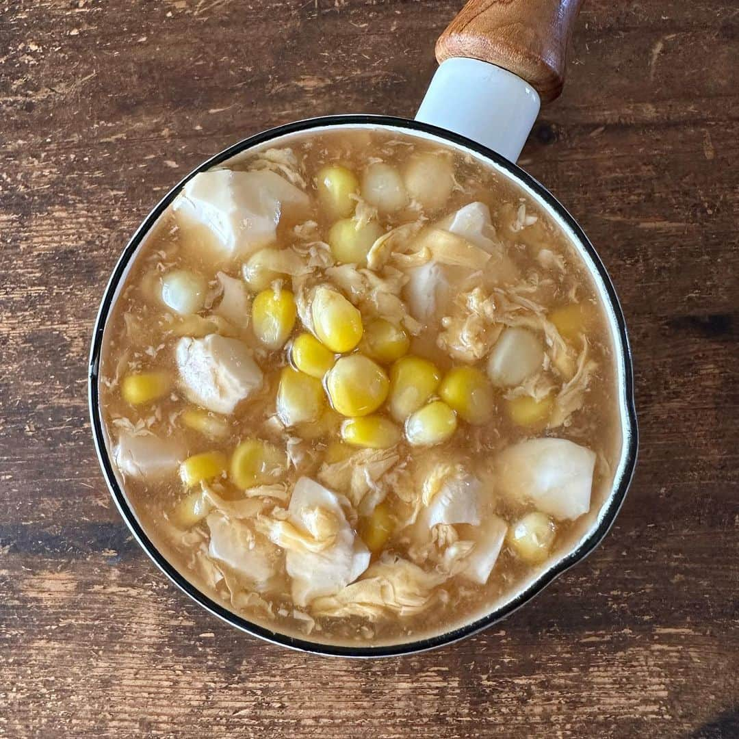 Tesshiのインスタグラム：「豆腐ととうもろこしでかきたまスープ & おまけの冷凍フルーツ Egg drop soup with tofu and corn & Frozen fruits #yummy #homemade #healthy #soup #eggdropsoup #tofu #corn #frozen #fruit #おいしい #スープ #かきたま汁 #豆腐 #とうもろこし #こめ油 #フルーツ #果物 #冷凍 #マカロニメイト #フーディーテーブル #手作り  だし汁2カップ、しょうゆ大1、酒大1、生姜大1、好きな油大1、豆腐1丁300g、とうもろこしひとつかみ、片栗粉大1＋水大2、卵1個、塩で調整など 2 cups Dashi stock, 1 tbsp soy sauce, 1 tbsp sake, 1 tbsp ginger, 1 tbsp oil, 300g tofu, a bunch of corn, 1 tbsp starch with 2 tbsp water, 1 egg and salt…  この夏は冷凍フルーツに助けられました♡」