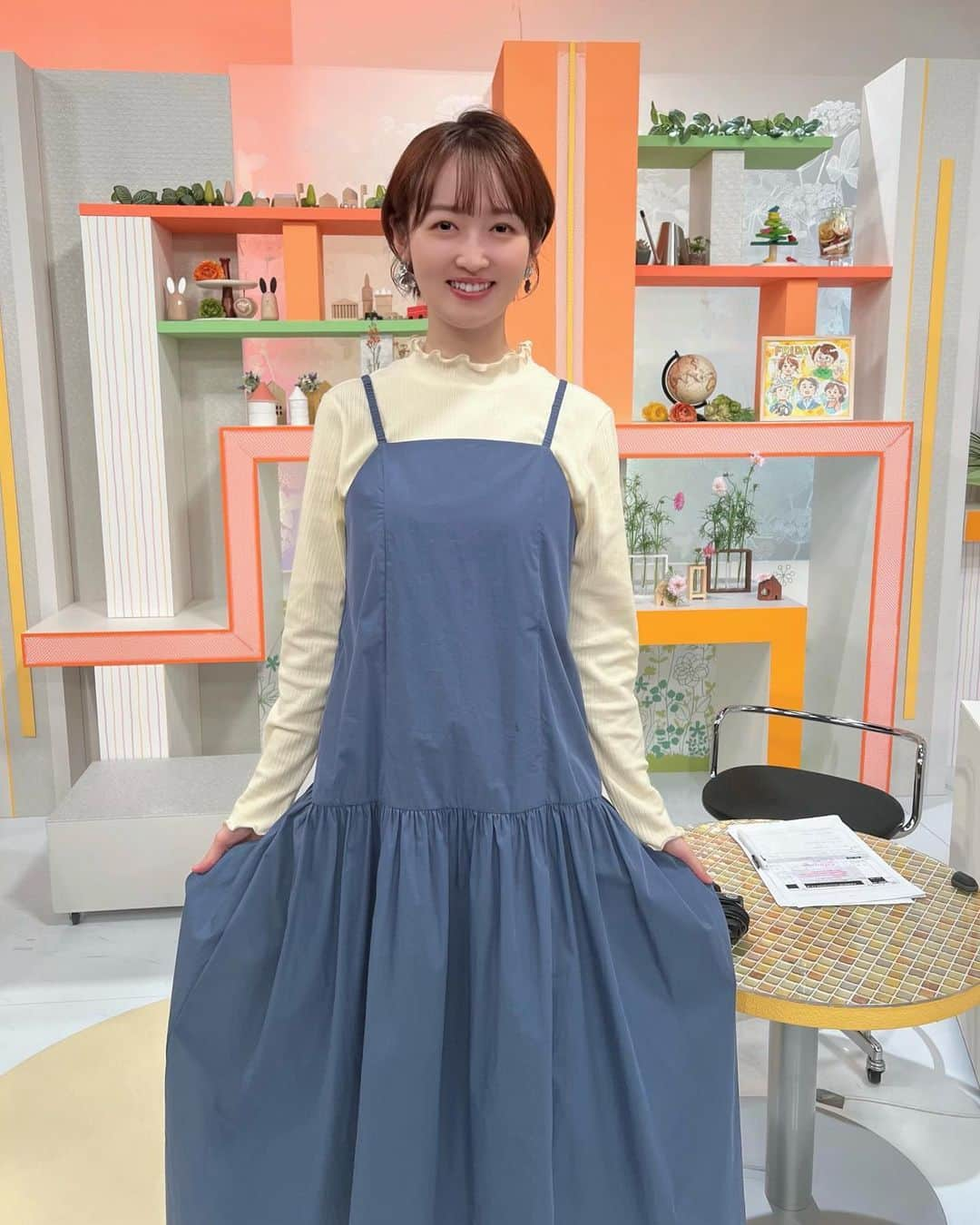 松田愛里のインスタグラム：「衣装が秋冬にシフト🍂  体調不良と出張が続き、 3週間ぶりのevery.フライデーでした🙇‍♂️  あっという間に8月最後の週末 楽しみましょう〜♪  ※お茶目な先輩に乱入されました  👗衣装提供： @jeansfactory_takamatsu さん  #秋冬コーデ #金曜日 #everyフライデー #西日本放送 #岡山 #香川 #アナウンサー #アナウンサー衣装」