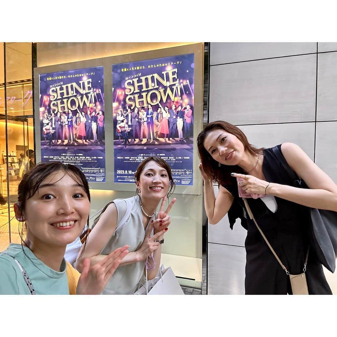 望海風斗さんのインスタグラム写真 - (望海風斗Instagram)「🫶 ちょっと前のはなし ⁡ #SHINESHOW #シャインショウ #シアタークリエ  #朝夏まなと さん ⁡ あすかちゃんの舞台をひろみちゃん#瀬戸かずや  ぴーちゃん#鳳真由 と観劇🤩 ⁡ 楽しかった！ 台詞の多さ、テンポの速さにびっくり！ 笑ってたのに気づけば涙が流れてたり、また笑ったり🤣 ⁡ あすかちゃんは格好良くて、ツッコミがキレッキレで、でも可愛くて😍思わず抱きしめたくなる瞬間があったり🥲 ⁡ #花乃まりあ ちゃんの可愛さに3人で打ち抜かれたり💓 ⁡ 皆さんの必死な姿、それぞれのドラマに共感と笑いと感動で忙しかったです！ ⁡ 帰りは#粉雪 を口ずさんでた🤣 ⁡ #観劇日記 #親友たち #4人で写真撮れた😭 #4人揃ったの2年ぶりらしい🥹 #花の青春」8月25日 22時16分 - nozomifuto_official