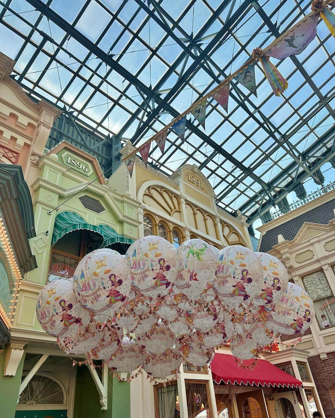 細沼紗花のインスタグラム：「.  家族で夏休みにディズニーへ🏰♡ やっぱりいくつになっても 家族との時間は大切にしたい！！ 兄弟みんな仲良いのも自慢です💋  . #tdl」