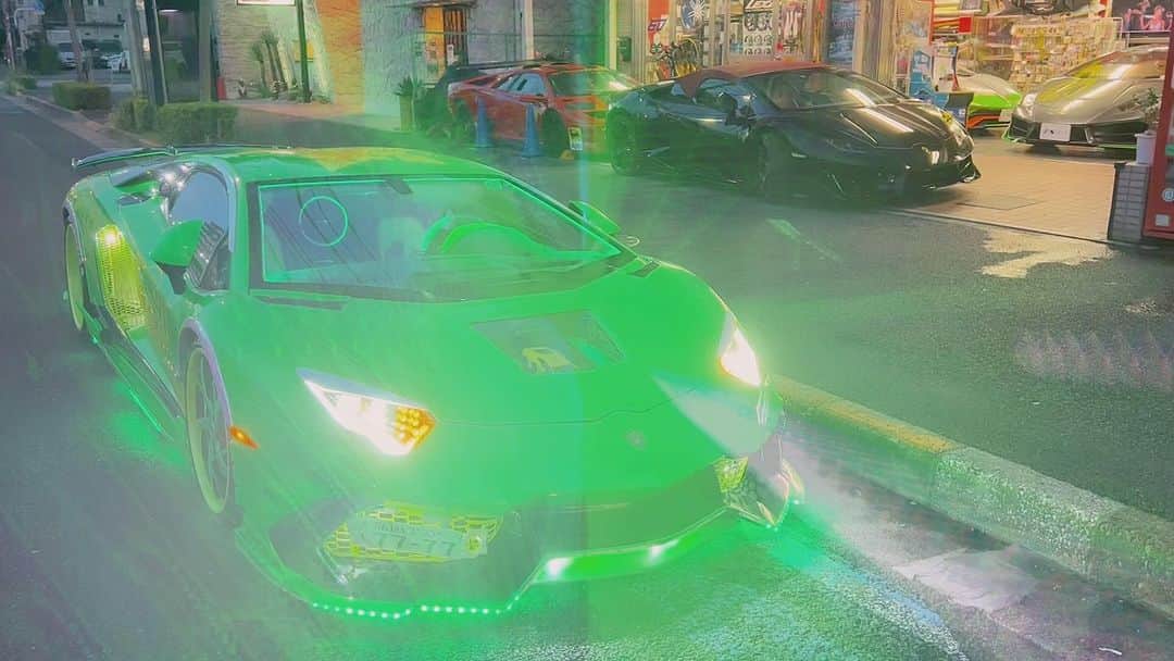 諸星伸一のインスタグラム：「⭐️一番星号⭐️  🇺🇸アメリカから撮影のオファー  #lamborghini #ランボルギーニ #morohoshi #諸星伸一 #fightingstar #ファイティングスター #fsbk #世界最強モロックマ #世界最強諸星一家 #諸星一家 #powercraft  #lexani #lexanijapan #rockford #tokyo #japan」