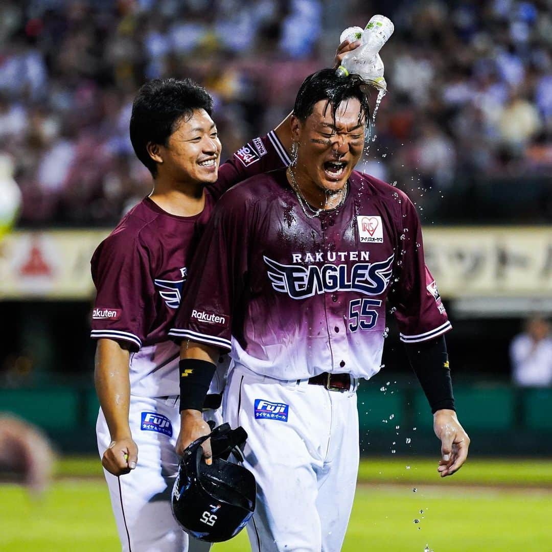 東北楽天ゴールデンイーグルスさんのインスタグラム写真 - (東北楽天ゴールデンイーグルスInstagram)「⚾️  ⚾️E 3x-2 H⚾️  同点の10回に辰己選手がサヨナラタイムリー2ベース‼️‼️‼️ これでFANS‘ユニホーム着用試合は7戦6勝🔥🔥 勝ち投手は三者凡退に抑えた渡辺翔太選手で6勝目✨✨✨ 先発の岸選手は8回108球6安打2失点の好投👏🏼👏🏼 同点で迎えた9回は松井裕樹選手が無失点⚾️ 打線では岡島選手が7回の犠牲フライなど1安打1打点‼️  #鷲が掴む #rakuteneagles #辰己涼介  #岸孝之 #松井裕樹 #渡辺翔太 #岡島豪郎 #鈴木大地 #安田悠馬 #酒居知史」8月25日 22時19分 - rakuten_eagles