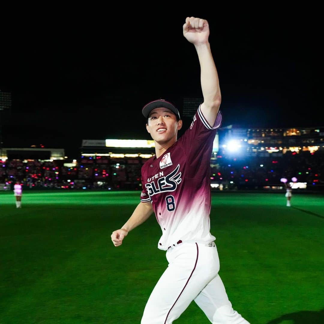 東北楽天ゴールデンイーグルスさんのインスタグラム写真 - (東北楽天ゴールデンイーグルスInstagram)「⚾️  ⚾️E 3x-2 H⚾️  同点の10回に辰己選手がサヨナラタイムリー2ベース‼️‼️‼️ これでFANS‘ユニホーム着用試合は7戦6勝🔥🔥 勝ち投手は三者凡退に抑えた渡辺翔太選手で6勝目✨✨✨ 先発の岸選手は8回108球6安打2失点の好投👏🏼👏🏼 同点で迎えた9回は松井裕樹選手が無失点⚾️ 打線では岡島選手が7回の犠牲フライなど1安打1打点‼️  #鷲が掴む #rakuteneagles #辰己涼介  #岸孝之 #松井裕樹 #渡辺翔太 #岡島豪郎 #鈴木大地 #安田悠馬 #酒居知史」8月25日 22時19分 - rakuten_eagles