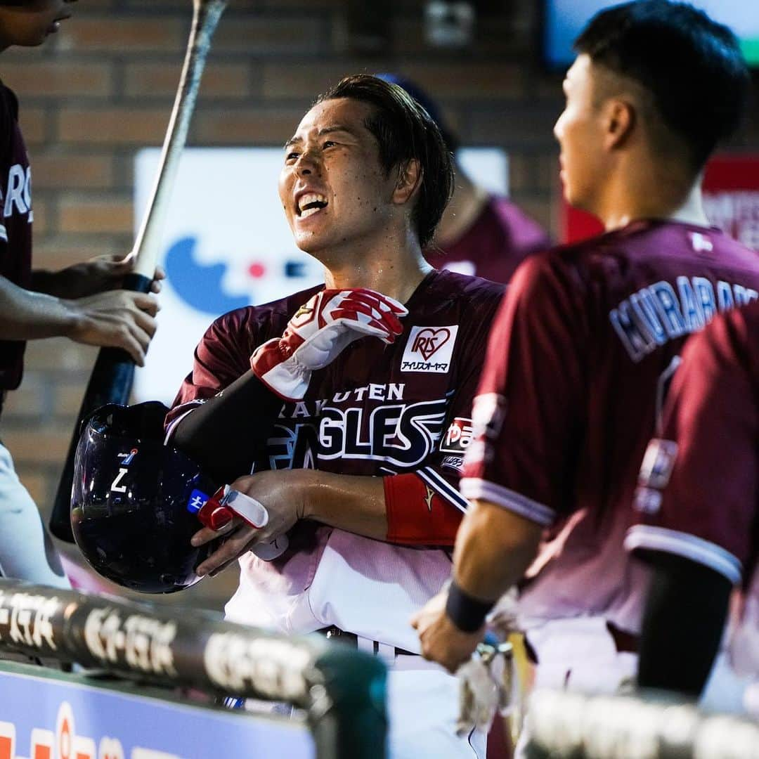 東北楽天ゴールデンイーグルスさんのインスタグラム写真 - (東北楽天ゴールデンイーグルスInstagram)「⚾️  ⚾️E 3x-2 H⚾️  同点の10回に辰己選手がサヨナラタイムリー2ベース‼️‼️‼️ これでFANS‘ユニホーム着用試合は7戦6勝🔥🔥 勝ち投手は三者凡退に抑えた渡辺翔太選手で6勝目✨✨✨ 先発の岸選手は8回108球6安打2失点の好投👏🏼👏🏼 同点で迎えた9回は松井裕樹選手が無失点⚾️ 打線では岡島選手が7回の犠牲フライなど1安打1打点‼️  #鷲が掴む #rakuteneagles #辰己涼介  #岸孝之 #松井裕樹 #渡辺翔太 #岡島豪郎 #鈴木大地 #安田悠馬 #酒居知史」8月25日 22時19分 - rakuten_eagles