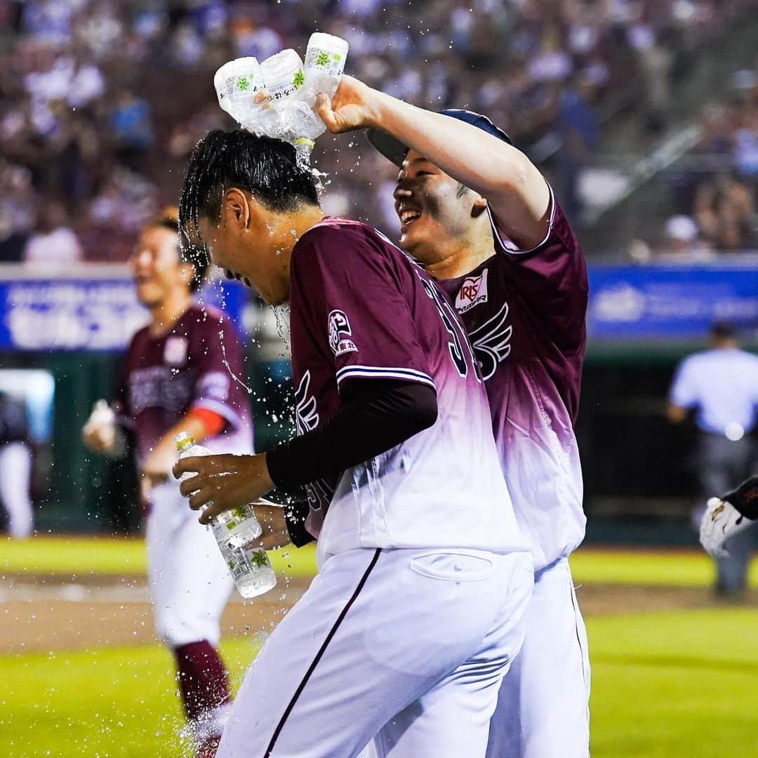 東北楽天ゴールデンイーグルスさんのインスタグラム写真 - (東北楽天ゴールデンイーグルスInstagram)「⚾️  ⚾️E 3x-2 H⚾️  同点の10回に辰己選手がサヨナラタイムリー2ベース‼️‼️‼️ これでFANS‘ユニホーム着用試合は7戦6勝🔥🔥 勝ち投手は三者凡退に抑えた渡辺翔太選手で6勝目✨✨✨ 先発の岸選手は8回108球6安打2失点の好投👏🏼👏🏼 同点で迎えた9回は松井裕樹選手が無失点⚾️ 打線では岡島選手が7回の犠牲フライなど1安打1打点‼️  #鷲が掴む #rakuteneagles #辰己涼介  #岸孝之 #松井裕樹 #渡辺翔太 #岡島豪郎 #鈴木大地 #安田悠馬 #酒居知史」8月25日 22時19分 - rakuten_eagles