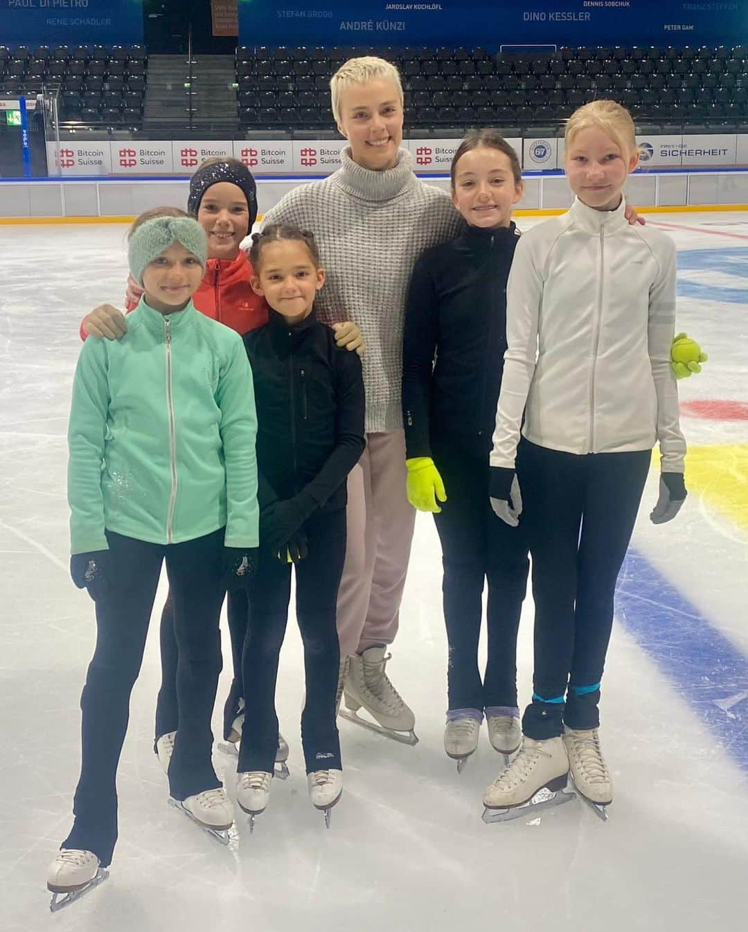 キーラ・コルピさんのインスタグラム写真 - (キーラ・コルピInstagram)「Had the best time coaching these wonderful and hardworking skaters in Zug, Switzerland! Thank you, danke, merci ❤️」8月25日 22時21分 - kiira_korpi