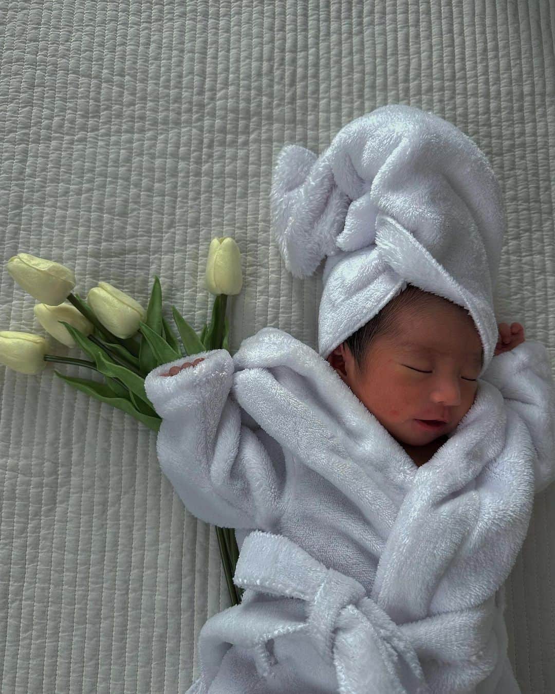 Mのインスタグラム：「はじめまして、私の名前は貴梛（KINA）です🐰🌷🩷 お腹の中にいる頃から決めていた名前、 気に入ってくれるといいな💎✨ パパママからのはじめてのプレゼント🫧 貴悠と貴梛、これからどんな兄妹になるのか今から楽しみだよぉ🫶🏽  #お七夜#命名式#令和5年8月生まれ#令和5年8月ベビー#女の子ママ#2歳差育児#2歳差兄妹#新生児フォト#新生児のいる生活#新生児のいる暮らし#お七夜のお祝い#お七夜の命名」