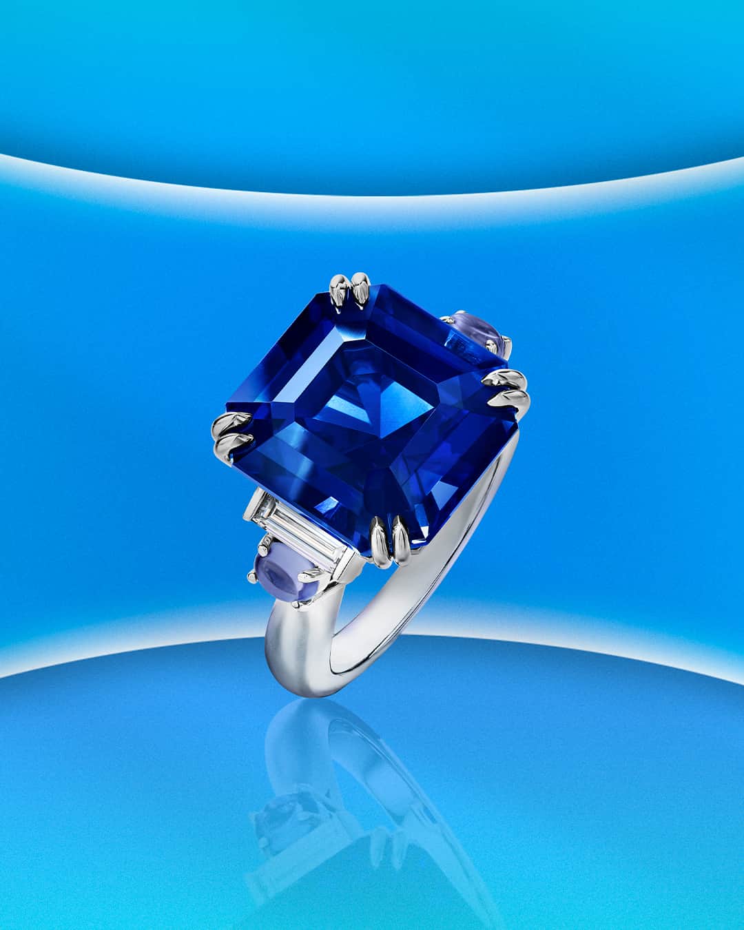 ハリー・ウィンストンのインスタグラム：「Exquisite sapphires captivate in handcrafted high-jewelry creations. Tap the link in bio to add magnificent blue jewels to your collection. #WinstonHighJewelry #HarryWinston」