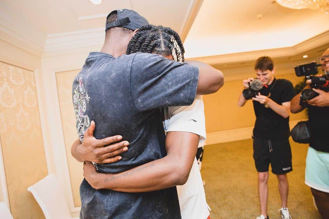 ドウェイン・ウェイドのインスタグラム：「Legacy 🖊️ Congrats 🧬 welcome to your @wayofwade family—officially! #ProudPapa」