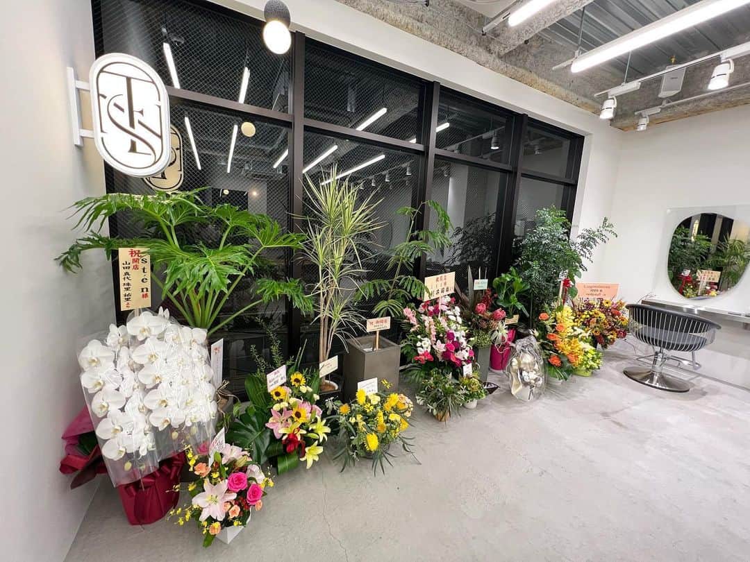 金内柊真のインスタグラム：「stén Open初日無事終了致しました✨  Open初日から沢山のお客様にご来店頂けたおかげで良いスタートを切る事が出来ました☺️  関係者の皆さんやお客様からもお祝いのお言葉やお花、お菓子など沢山頂けて嬉しい反面期待して頂けてるんだなと強く感じました🔥  その期待に応えるべくより多くの方にサロンを愛してもらえるようにこれからもより一層頑張りますので引き続きsténのメンバーを是非よろしくお願い致します🙇」