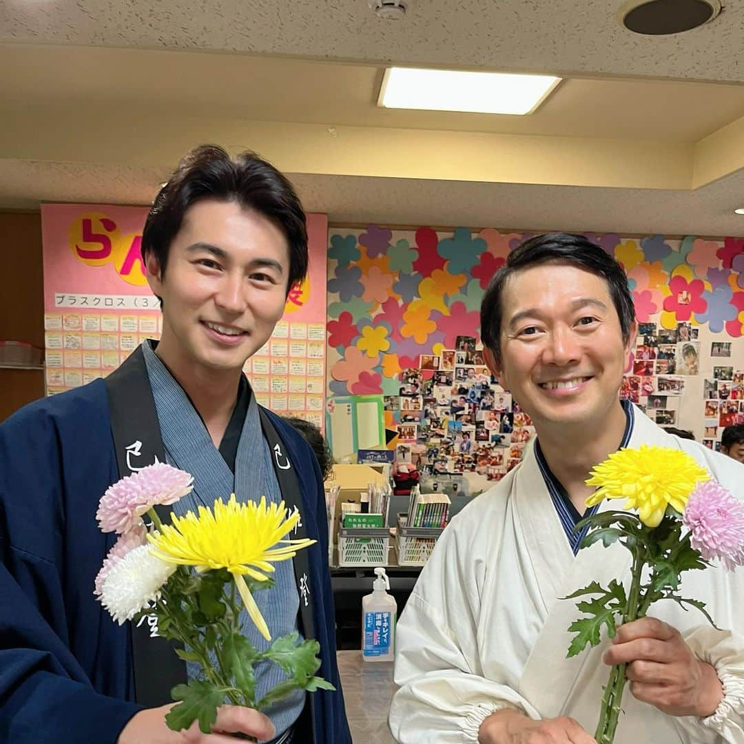 三上真史さんのインスタグラム写真 - (三上真史Instagram)「本日もNHK朝ドラ「らんまん」ありがとうございました！ 菊を紹介でき、ご満悦の佐野吉五郎。 料理人 圭造役の大橋彰さん(アキラ100%さん)と一枚。   惚れ惚れする菊ばかりでしたね！ 実際に本気で菊くらべをしているかのようなとても楽しい撮影でした。  セリフ以外でも待ち時間ずっと皆さんに菊について喋っていたのは内緒です。笑  菊くらべは令和の現代も菊花展として全国で盛んに開催されております。 皆さまも菊くらべ、ぜひ！  #朝ドラらんまん #菊くらべ #趣味の園芸 #朝ドラ #らんまん #ノジギク #菊 #植物 #冒険 #ボウケンジャー #ボウケンブルー #猫ひた #あっぱれkanagawa大行進 #アキラ100パーセント さん #三上真史 #あさイチ #くさデカ #スマスタ #麗しのガーデン散歩 #greensnap #ガーデンネックレス横浜」8月25日 22時26分 - engeiouji