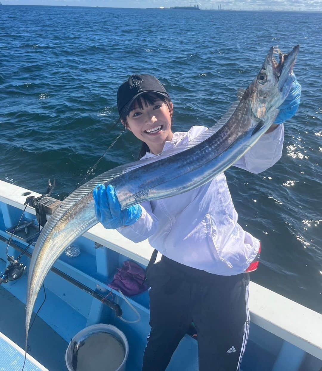 百川晴香さんのインスタグラム写真 - (百川晴香Instagram)「サンスポさんの取材で蒲谷丸に太刀魚釣りに行ってきました〜🎣💕  これは正真正銘のドラゴン🐉 127センチありましたっ！！！！！！ かっこよすぎでしょ！！！！！ 釣果は９匹でした！！！  初のテンヤでやってみました🐉 2回ほどテンビンでやったことあったんですが、初めてテンヤでやってみて…テンヤって疲れそうってイメージだったんだけど、そもそもテンビンも太刀魚腕パンパンなるから全然大変さは感じなかったし、むしろテンヤのほうが楽しいかも🤩💕  ハマっちゃったよねぇ笑  太刀魚の硬めの竿ほしいなぁああ笑  帰ってきても当たりを合わせられた時の感覚とか思い出しただけでニヤけれる笑  電車では寝ちゃったけど帰ってきて秒で捌いて食べたら美味しかったーん🥴💕  太刀魚LOVE🐉💕  アジ釣りから初め、数にこだわってきたけど…数じゃない！大きさや！！！  127センチまでいったので 目指せ140センチ越え！！！！！  サンスポの川目さんも @kozukozu0615 蒲谷丸さんもすごく優しく教えてくれて釣り上げられました💕  楽しかったーーーーーー💕💕  31日にサンスポさんの記事になるのでお楽しみにっ！！！！！！！！   #釣り#サンスポ #蒲谷丸 #金沢八景 #太刀魚 #ドラゴン太刀魚 #ドラゴン #釣りガール #テンヤ #japanesegirl #idol」8月25日 22時27分 - momokawaharuka