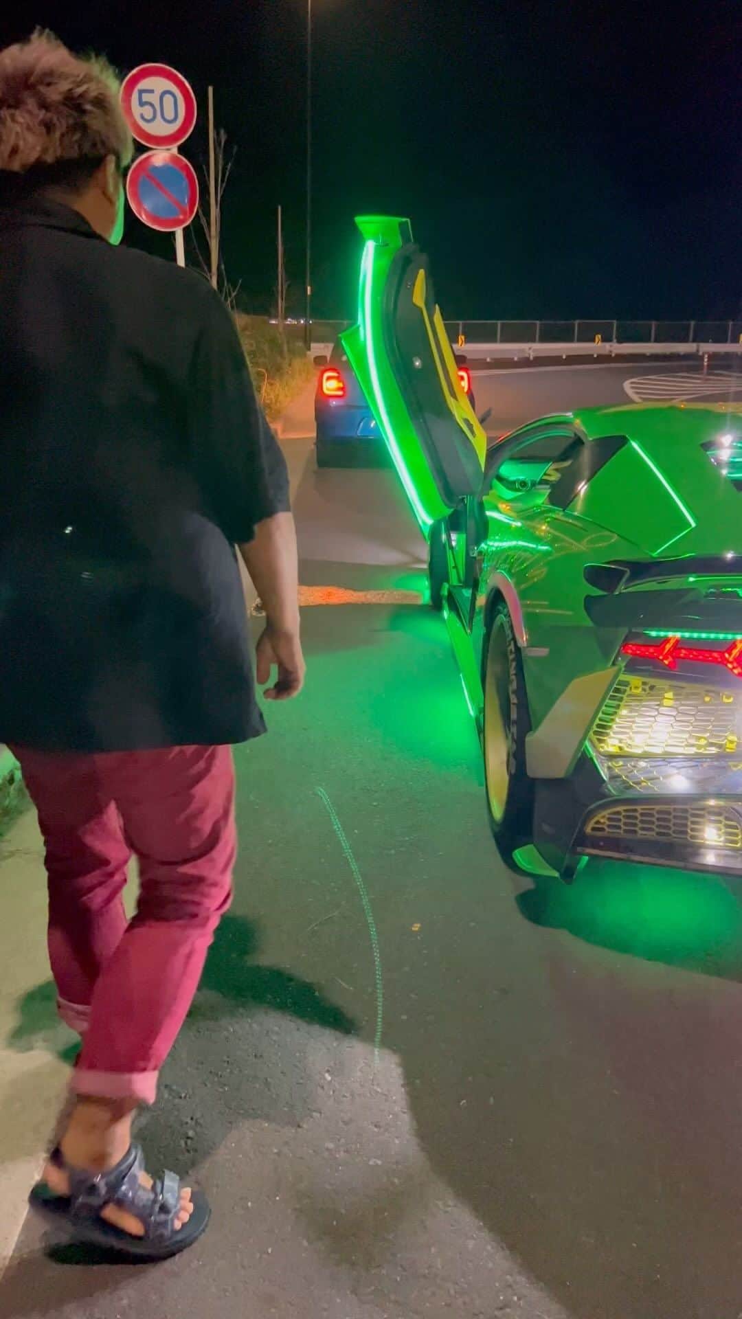 諸星伸一のインスタグラム：「⭐️OK⭐️  「OK」出た時のホッとした顔笑  #lamborghini #ランボルギーニ #morohoshi #諸星伸一 #fightingstar #ファイティングスター #fsbk #世界最強モロックマ #世界最強諸星一家 #諸星一家 #powercraft  #lexani #lexanijapan #rockford #tokyo #japan  最近の撮影の時はこの乗り方にしてる笑」