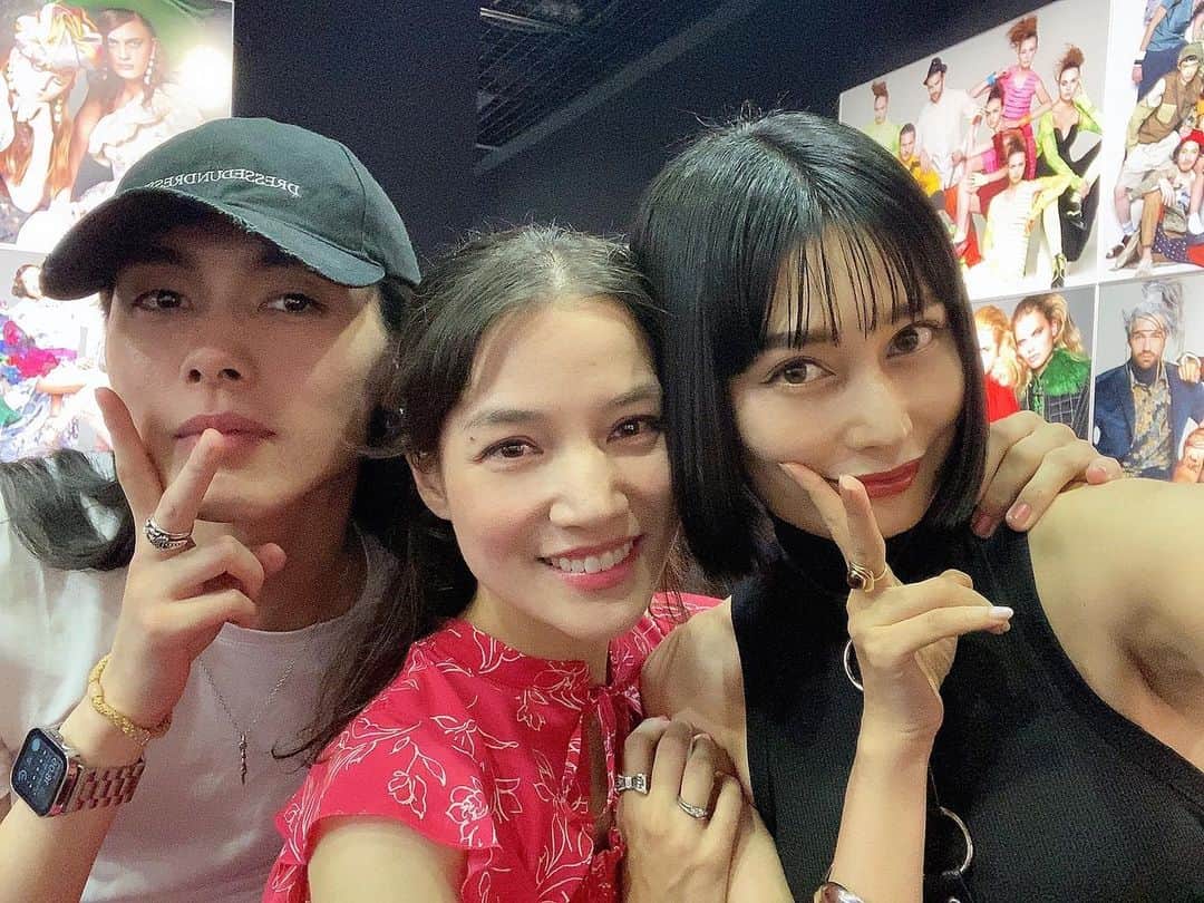 佐藤乃莉のインスタグラム：「これまた美人達と🥺✨🌹  #friend#smile #写真展」