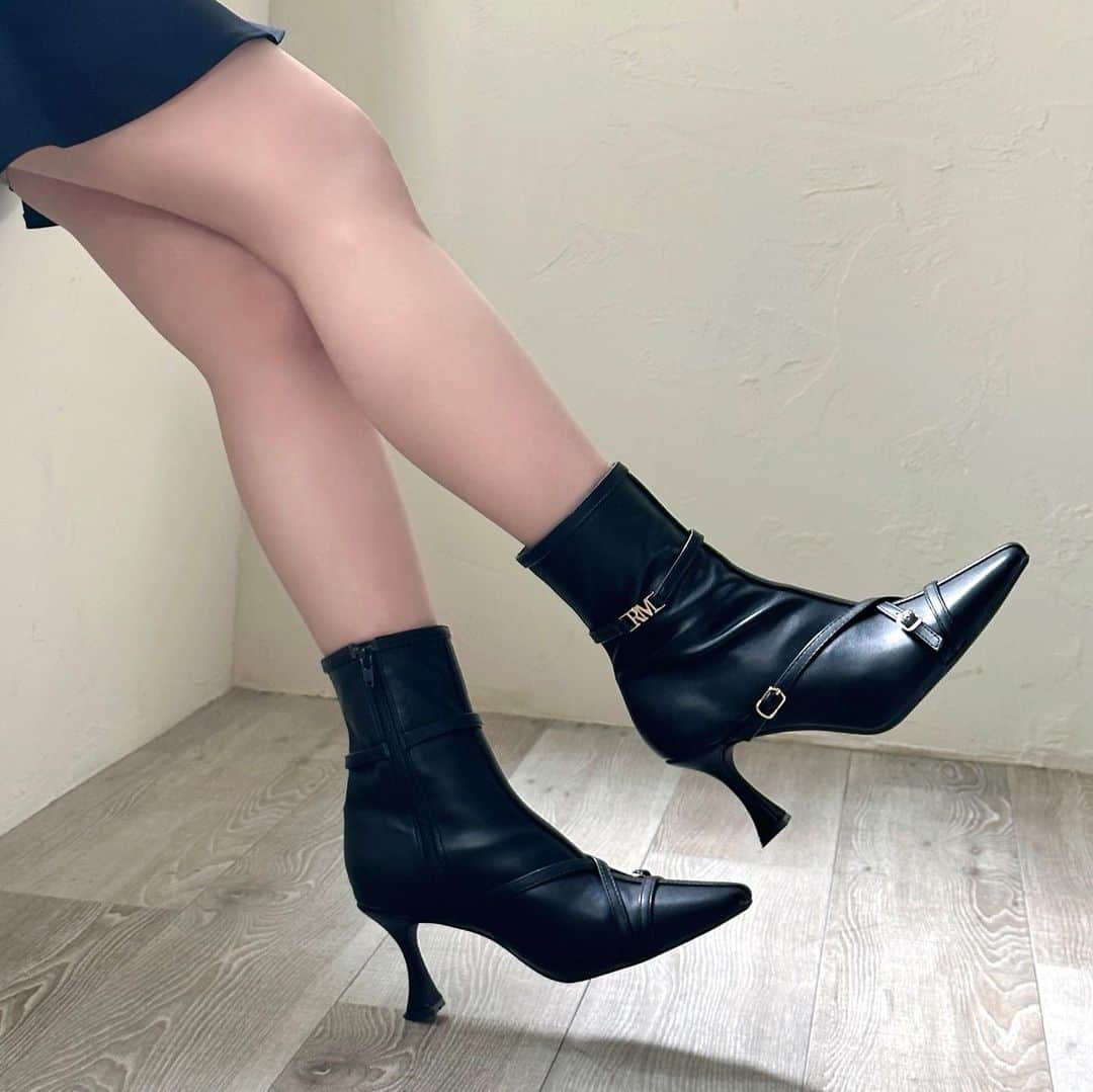 大谷映美里のインスタグラム：「ブーツを作りました👢♡ 理想の形と色ですっごくお気に入り🤤🍂 中はふかふかで歩きやすく疲れにくいですよ〜！ 脚の形もとても綺麗に見せてくれます✊🏻 自身を持っておすすめできるブーツ🤎  秋の新作が今日から販売になりました🐈 来月はユニセックスアイテムもあるので、待っていてね❕ #RoseMuse」