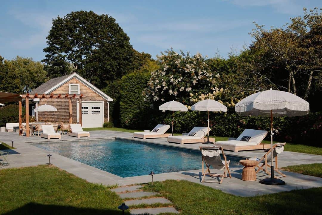 ELLE DECORのインスタグラム：「August is for soaking in all the final glorious days of summer, especially when your backyard looks like this. Located just beyond a charming cottage in Amagansett, New York, designer Melissa Lee (@bespokeonly) worked her magic on what was originally a sub-standard backyard pool. “I asked, ‘What is most comfortable for guests? And what offers a true retreat?’” Lee muses. Her solution? Create a resort-feeling space with different areas for people to use—from a guest house to an expanded pool area to a newly erected cedar pergola. Come on in, the water’s great! 💦  Click the link in our bio to tour the rest of this bucolic Hamptons cottage. Written by @rachelesilva_. Photographed by @william.jess.laird.」